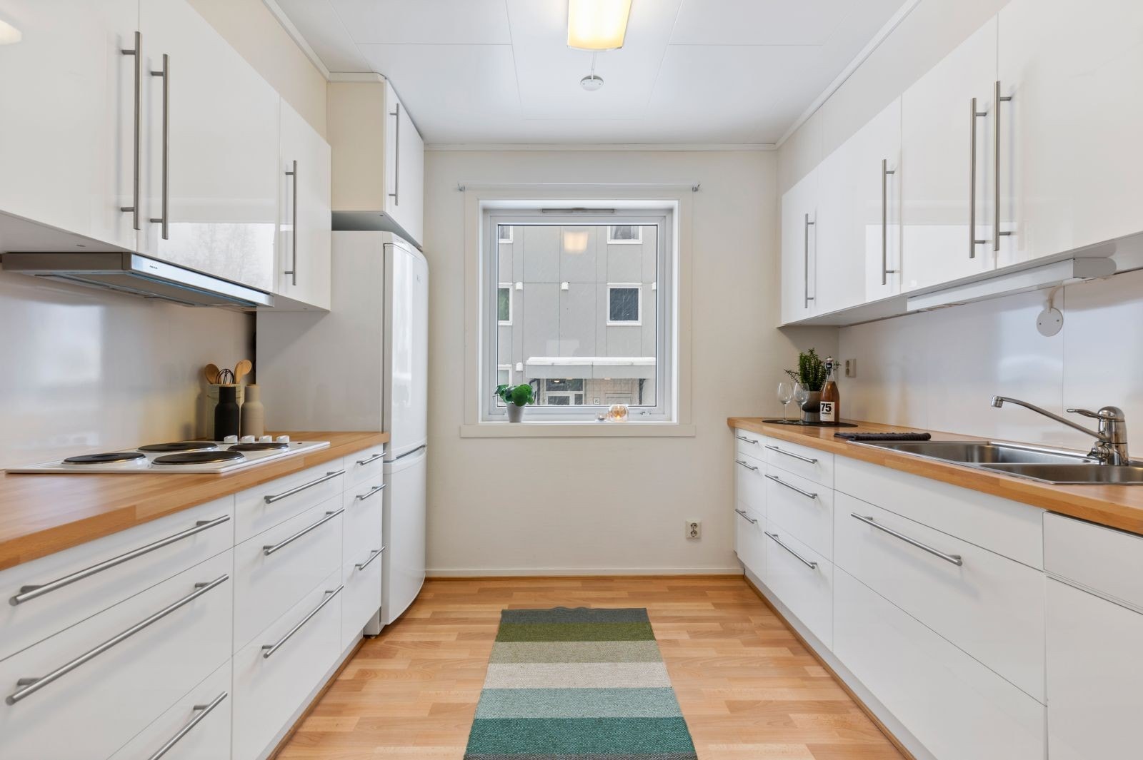 Kjøkkenet er tidligere pusset opp ca. 2010, og ett enkelt trekk kan være å bytte benkeplate/koketopp, slik at det fremstår som enda mer moderne. Galleribilde