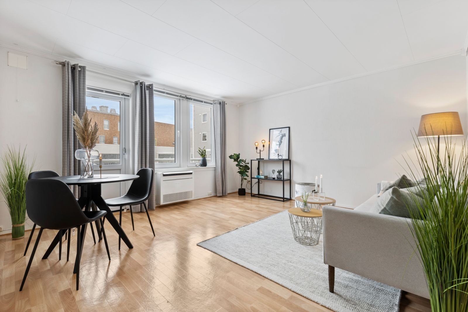 I leiligheten har man luft-til-luft varmepumpe som er kjekt å ha om vinteren, og ikke minst når varmen er på sitt mest intense sommerstid med kjølefunksjon. Galleribilde