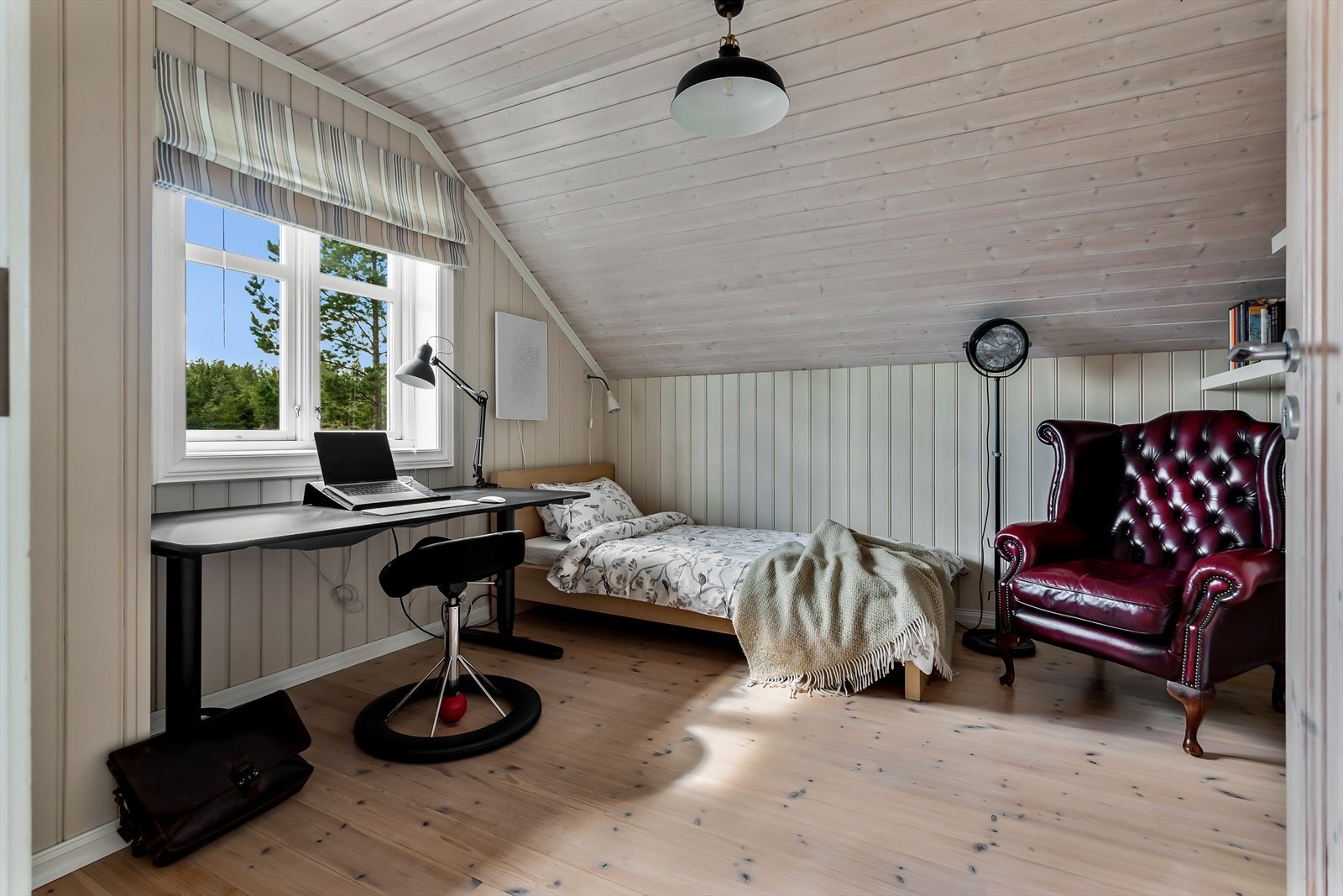 Rommet egner seg godt til både det tredje soverommet, gjesterom eller kanskje du trenger et eget rom til hjemmekontor? Galleribilde