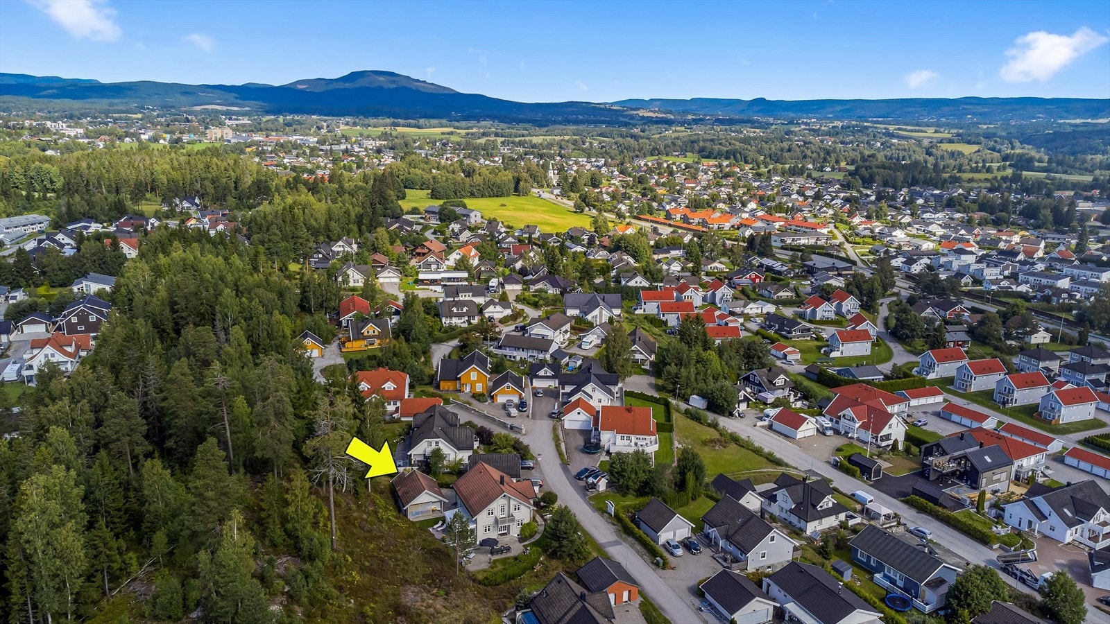 Togstasjonen på Eidsvoll Verk ligger kun noen minutter unna. Her kommer du deg til Gardermoen på ca. 5 min og Oslo S på ca. 30 min. Galleribilde