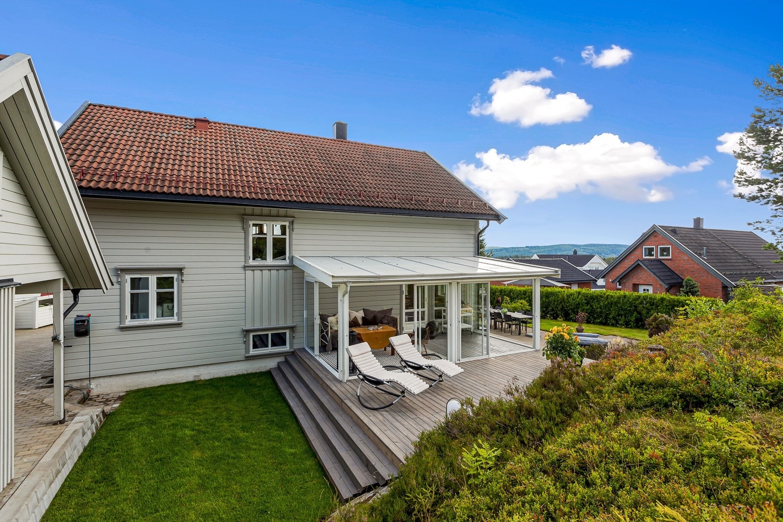 Terrasseplatting på ca. 29 m2 med impregnerte terrassebord med utgang fra stue. Galleribilde