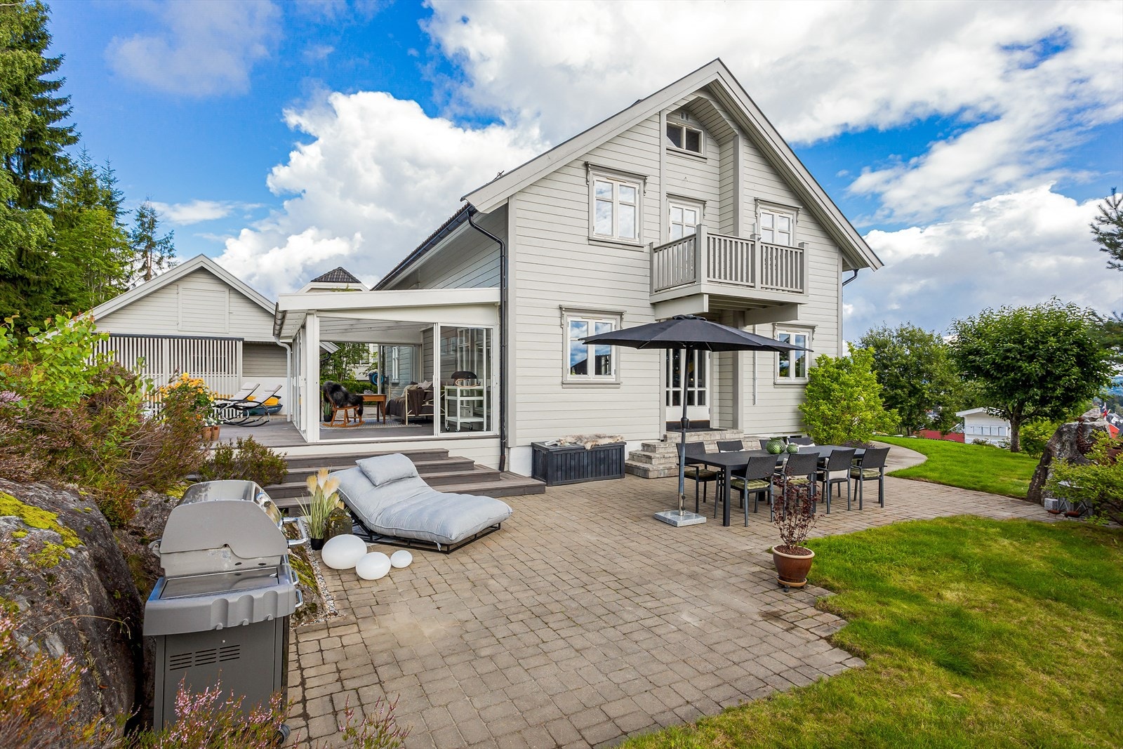 Tomten er usjenert og byr på gode sol- og lysforhold. Galleribilde