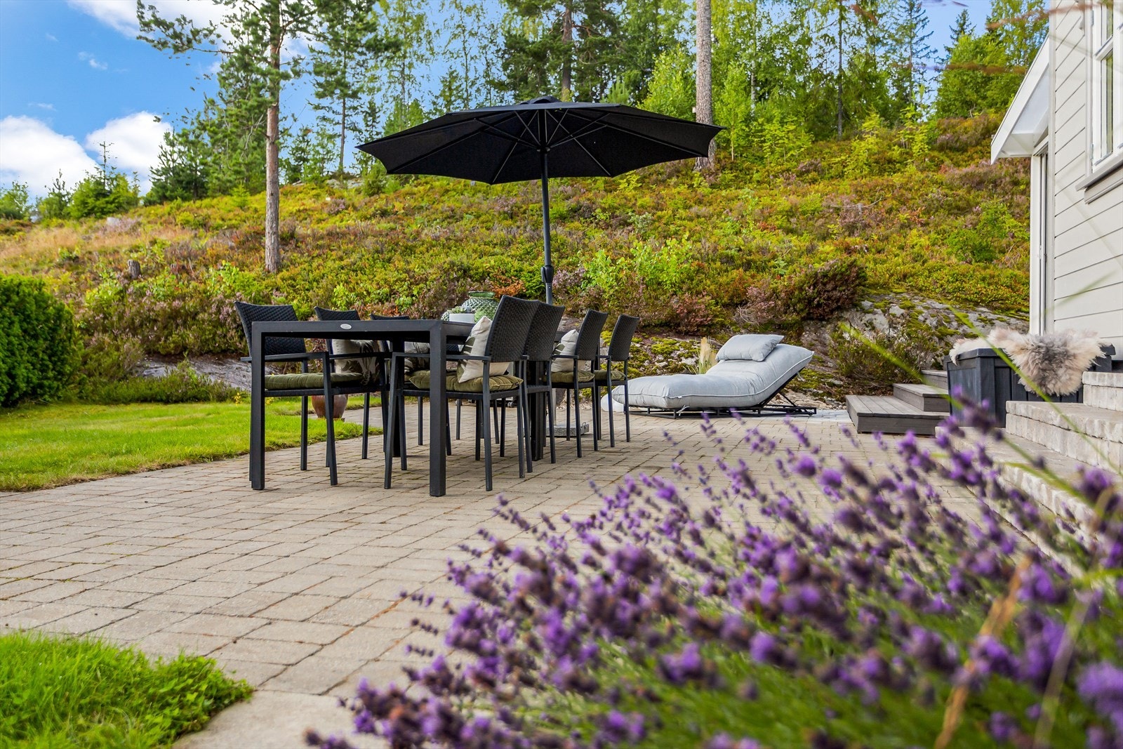 Eiendommen passer utmerket for deg som har grønne fingre, så vel for deg som ikke har det. Her er det også duket for å dekke til langbord om det er til en hagefest eller barnebursdag. Galleribilde