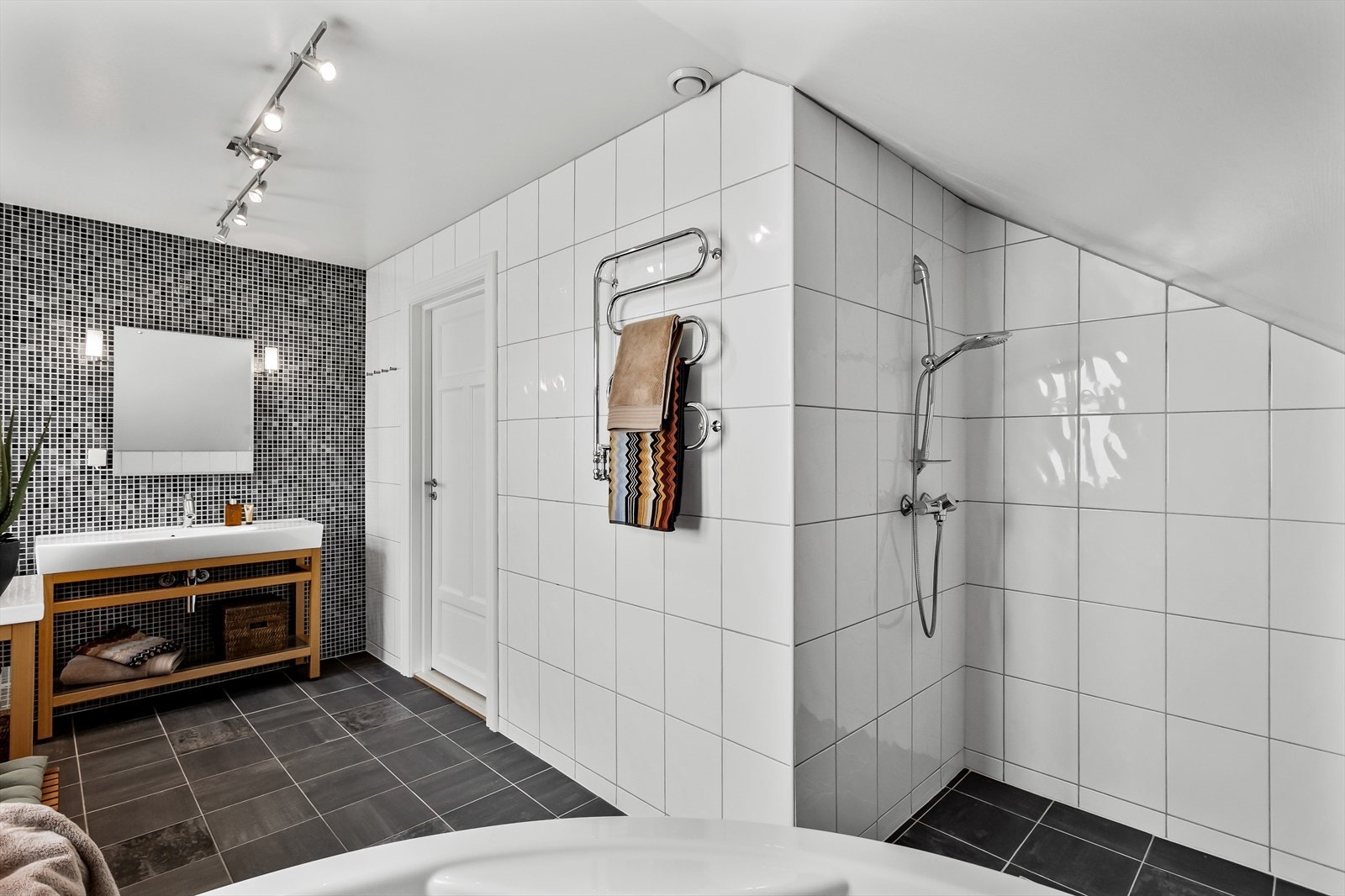 Flislagt bad i tidsriktige farger med gulvvarme. Badet er av god størrelse hvor du får plass til både dusjsone og boblekar. Galleribilde