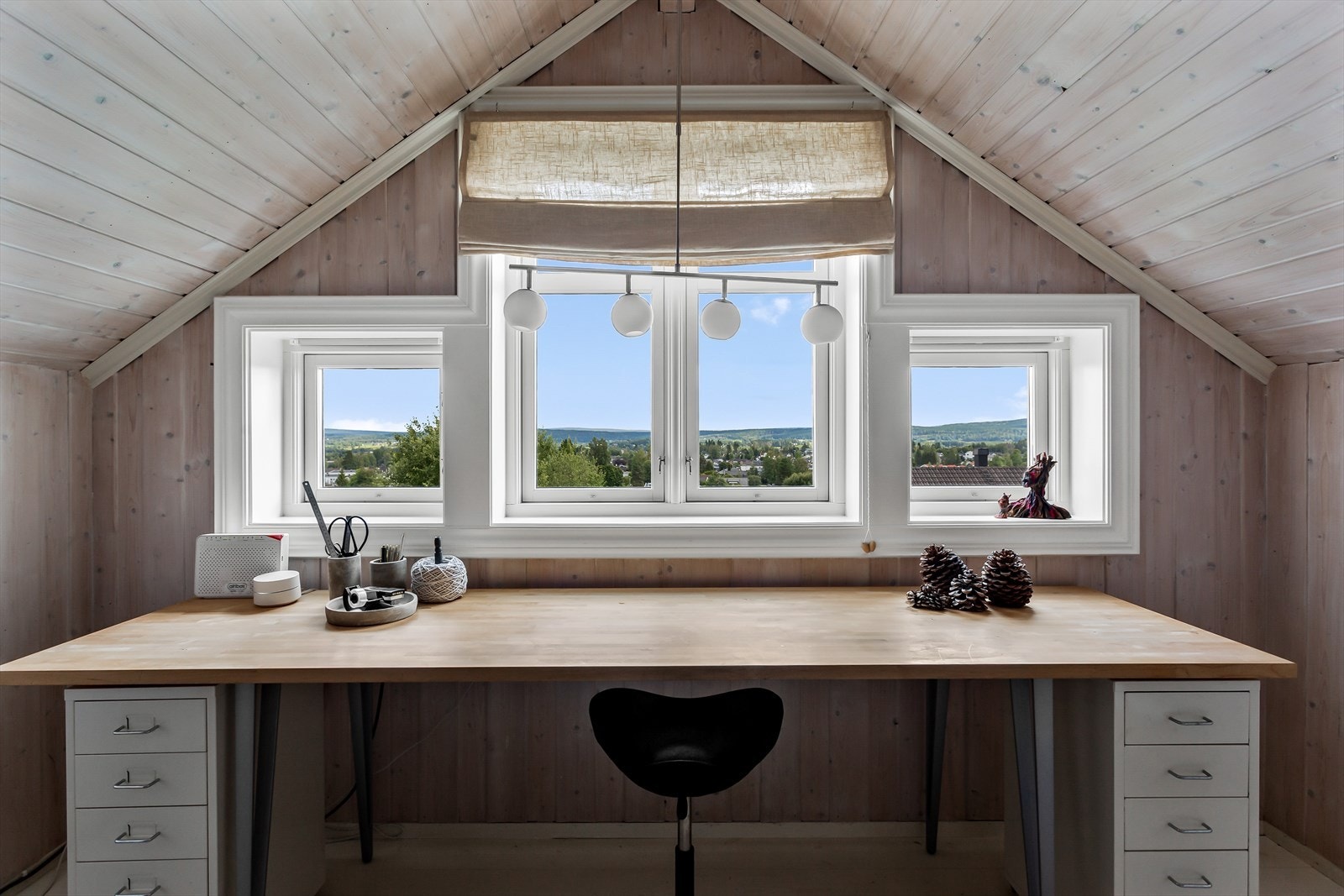 Loftstuen passer også utmerket til hjemmekontor, og her får du i tillegg utsikt over nærområdet. Galleribilde