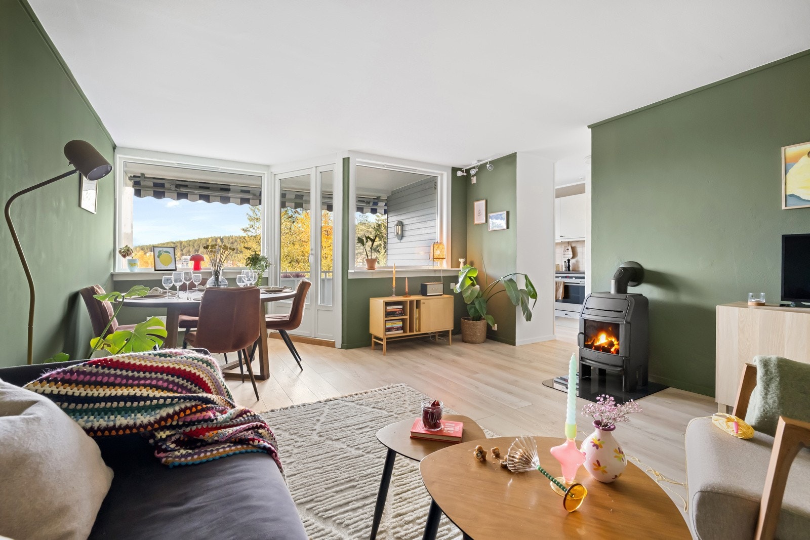 Store vindusflater som gir godt med lysinnslipp fra flere vinkler Galleribilde