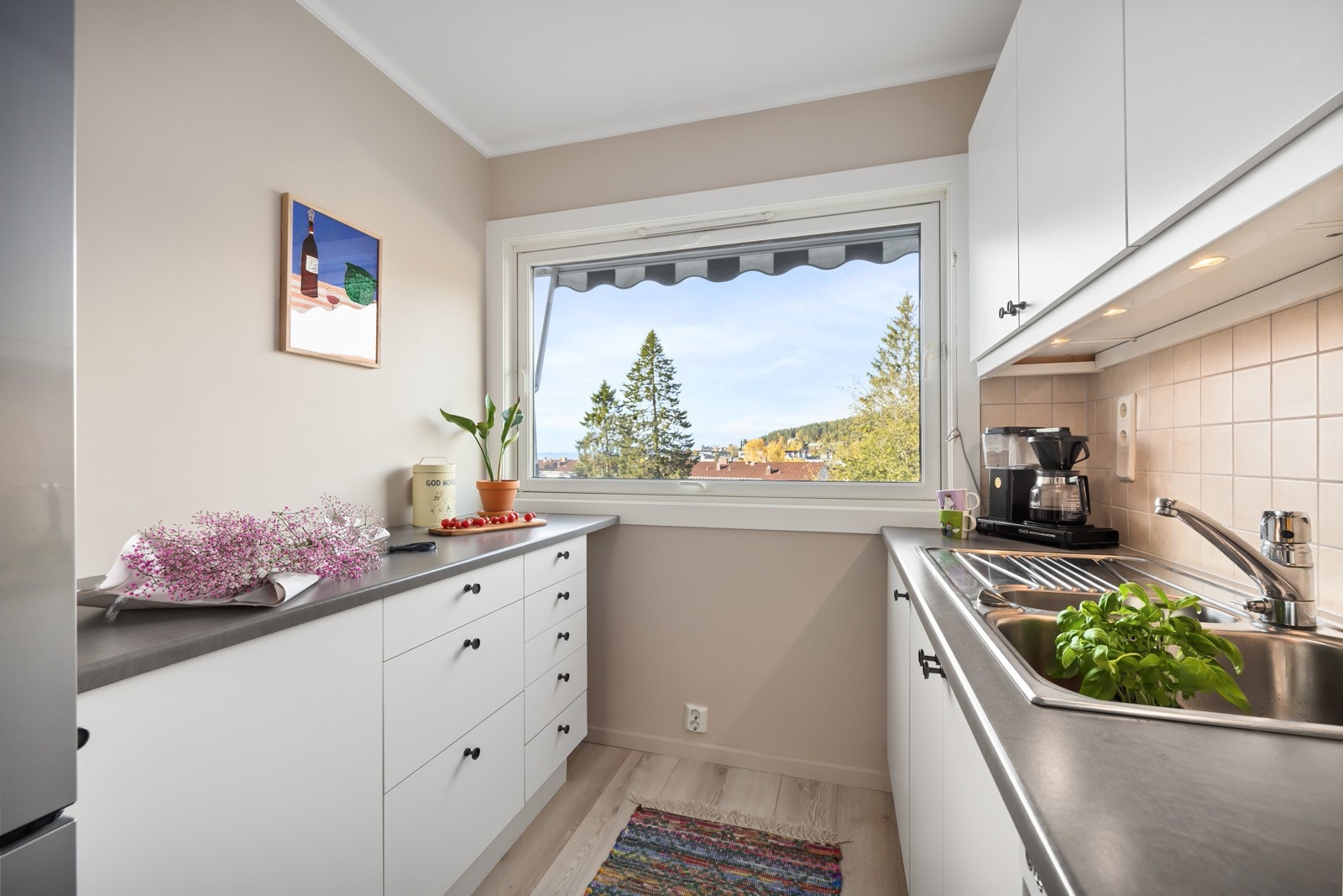 Godt med skap-/og benkeplass Galleribilde