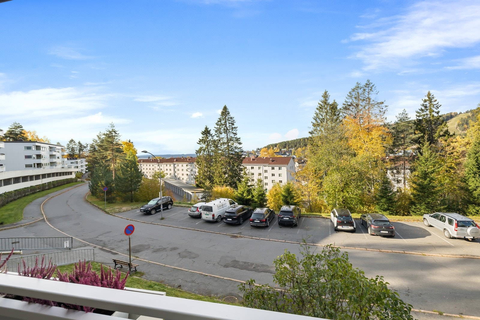 Leiligheten ligger høyt fra bakkeplan og har gode solforhold og utsikt Galleribilde