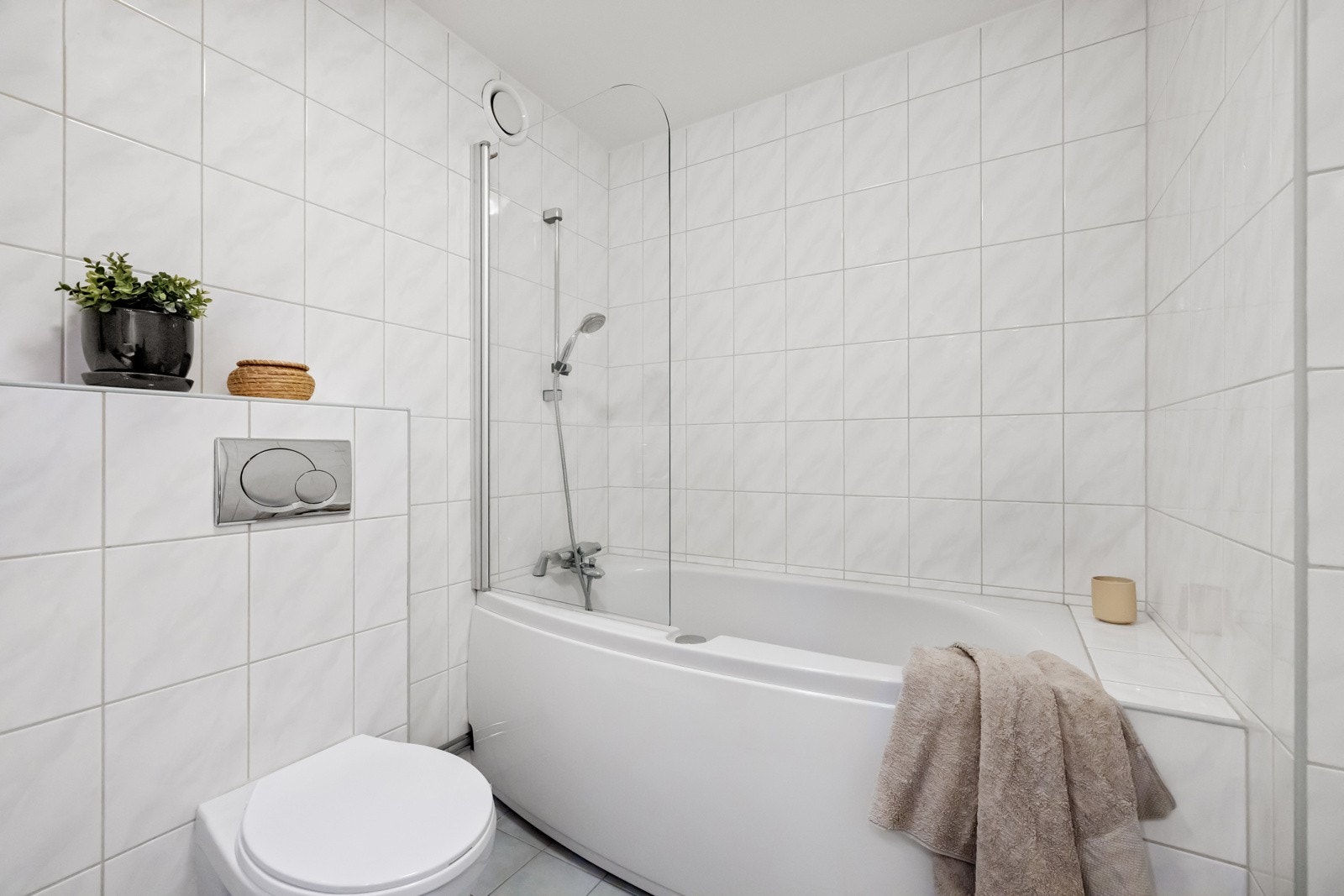 Innmurt bad-/boblekar med en stk svingbar glassvegg og 2- greps blandebatteri Galleribilde