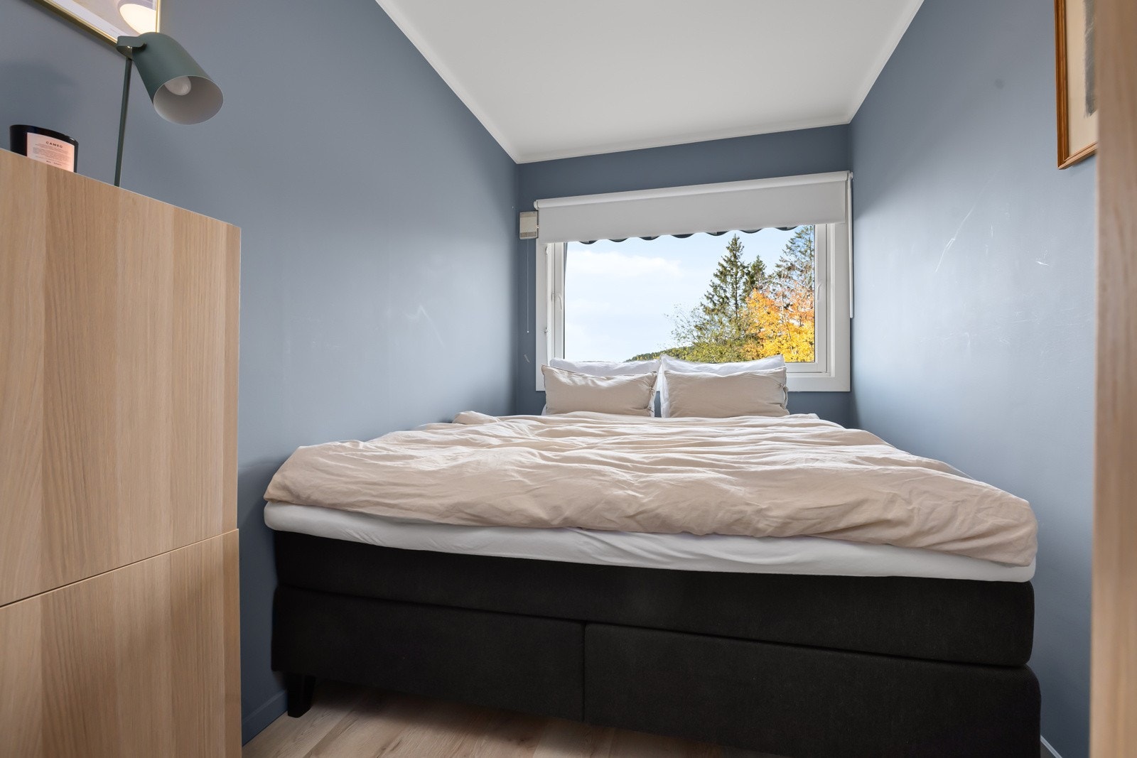 Soverommet er malt i en dus og moderne farge Galleribilde