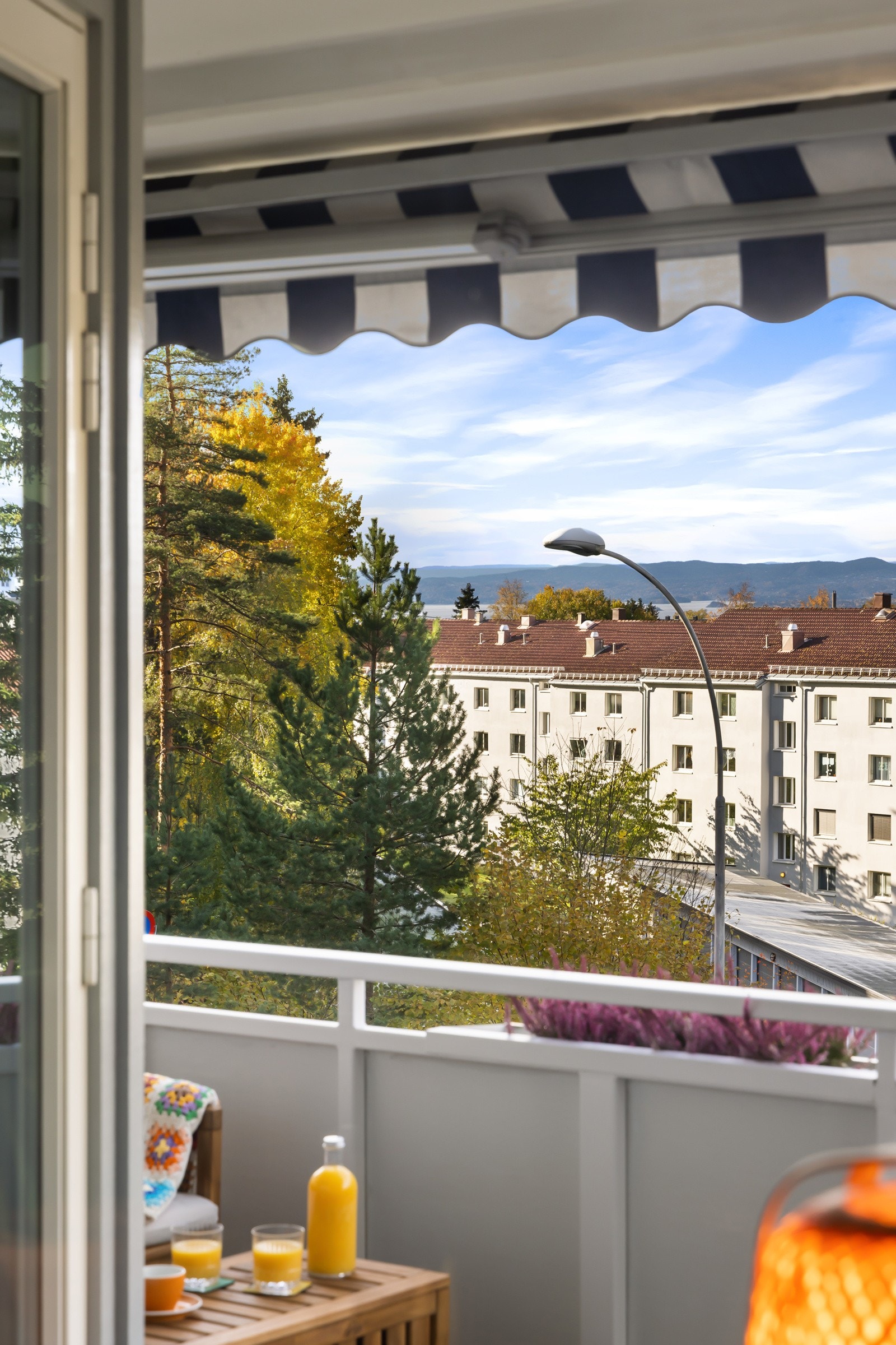 Solrik balkong med utsikt Galleribilde