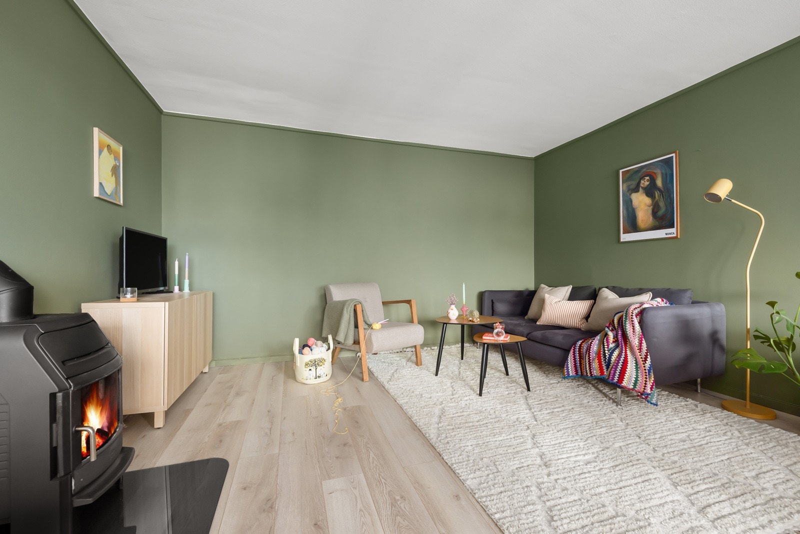 Stuen har god plass til sofagruppe og andre møblement Galleribilde