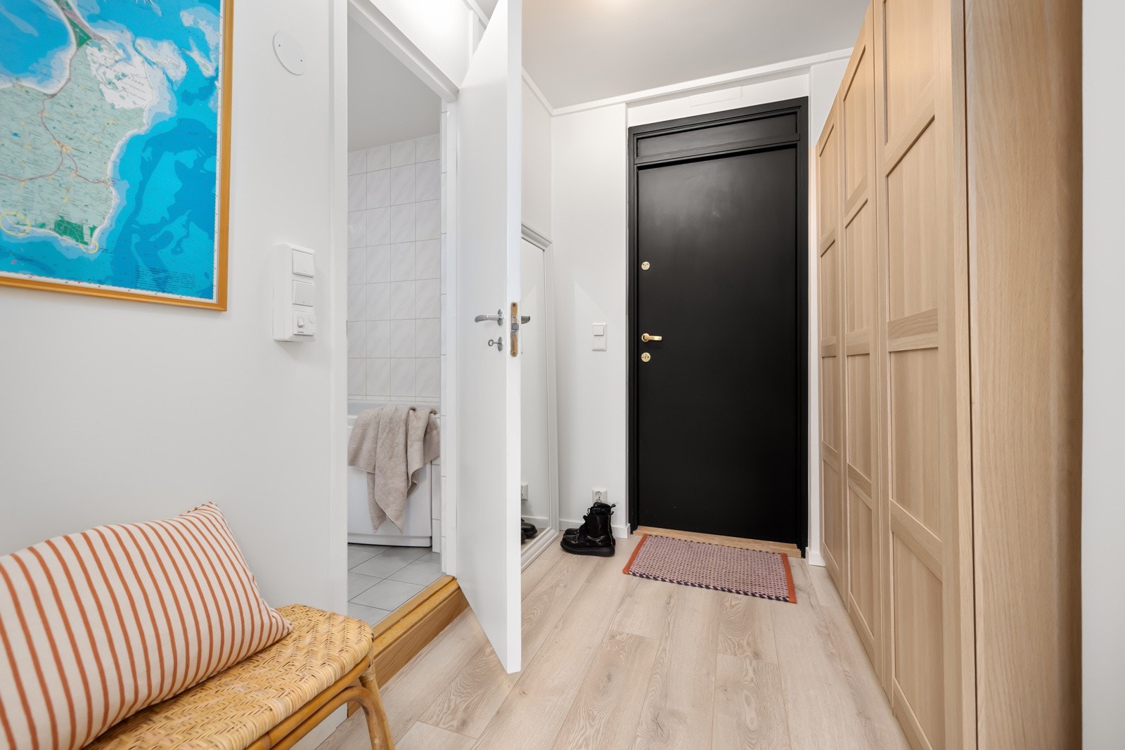 Romslig entrè/gang med garderobeskap Galleribilde