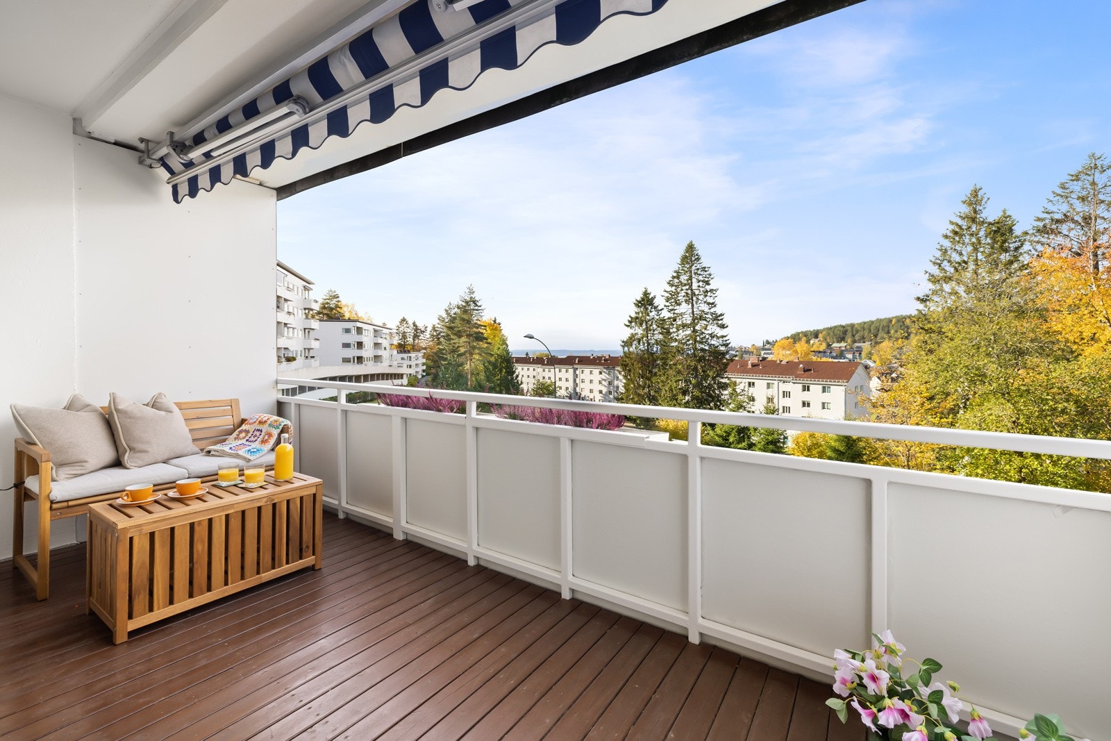 Balkongen er på ca 9 kvm og overbygget gjør at den kan benyttes også på regnværsdager Galleribilde