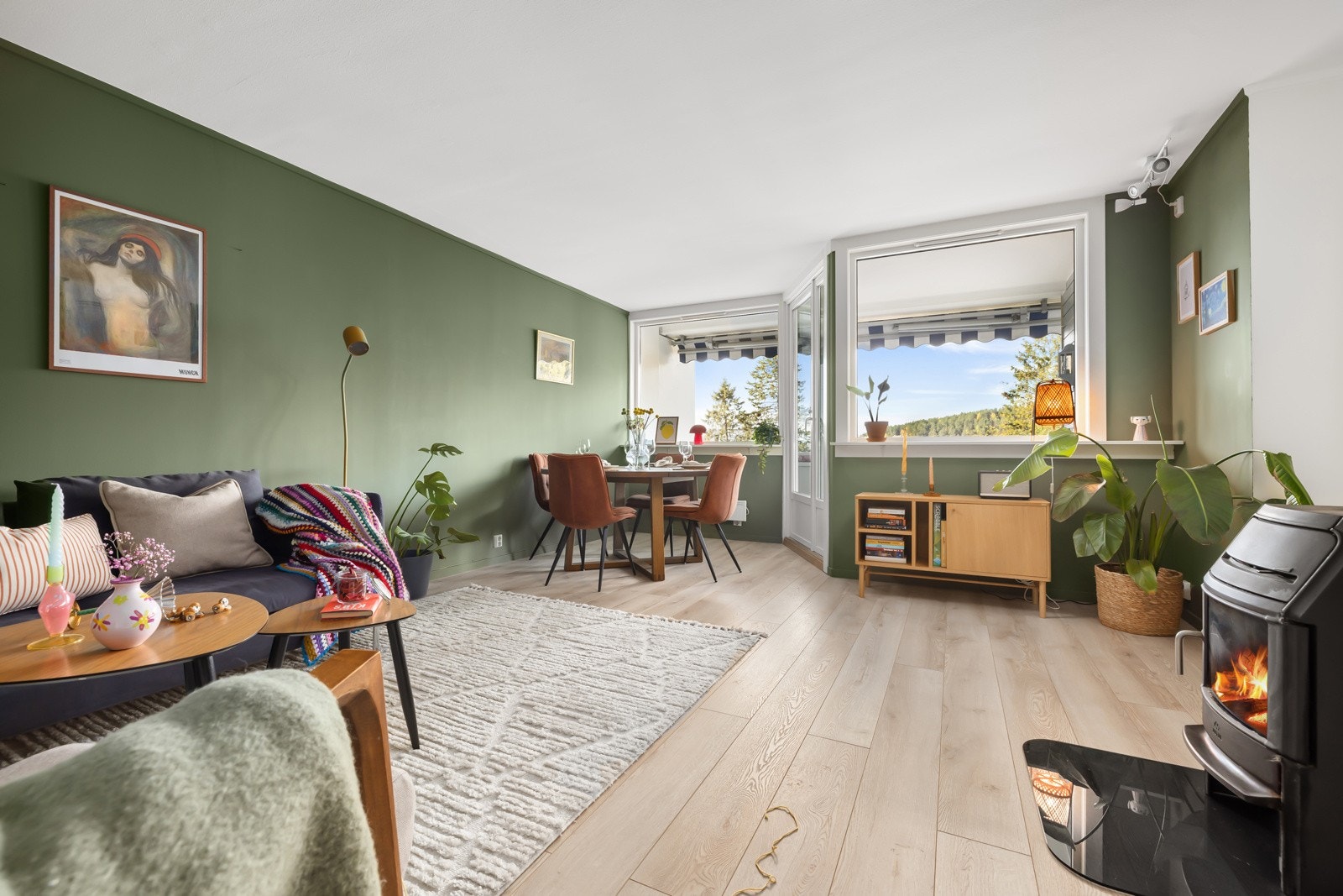 Lys og luftig stue med fin utsikt fra vinduene Galleribilde