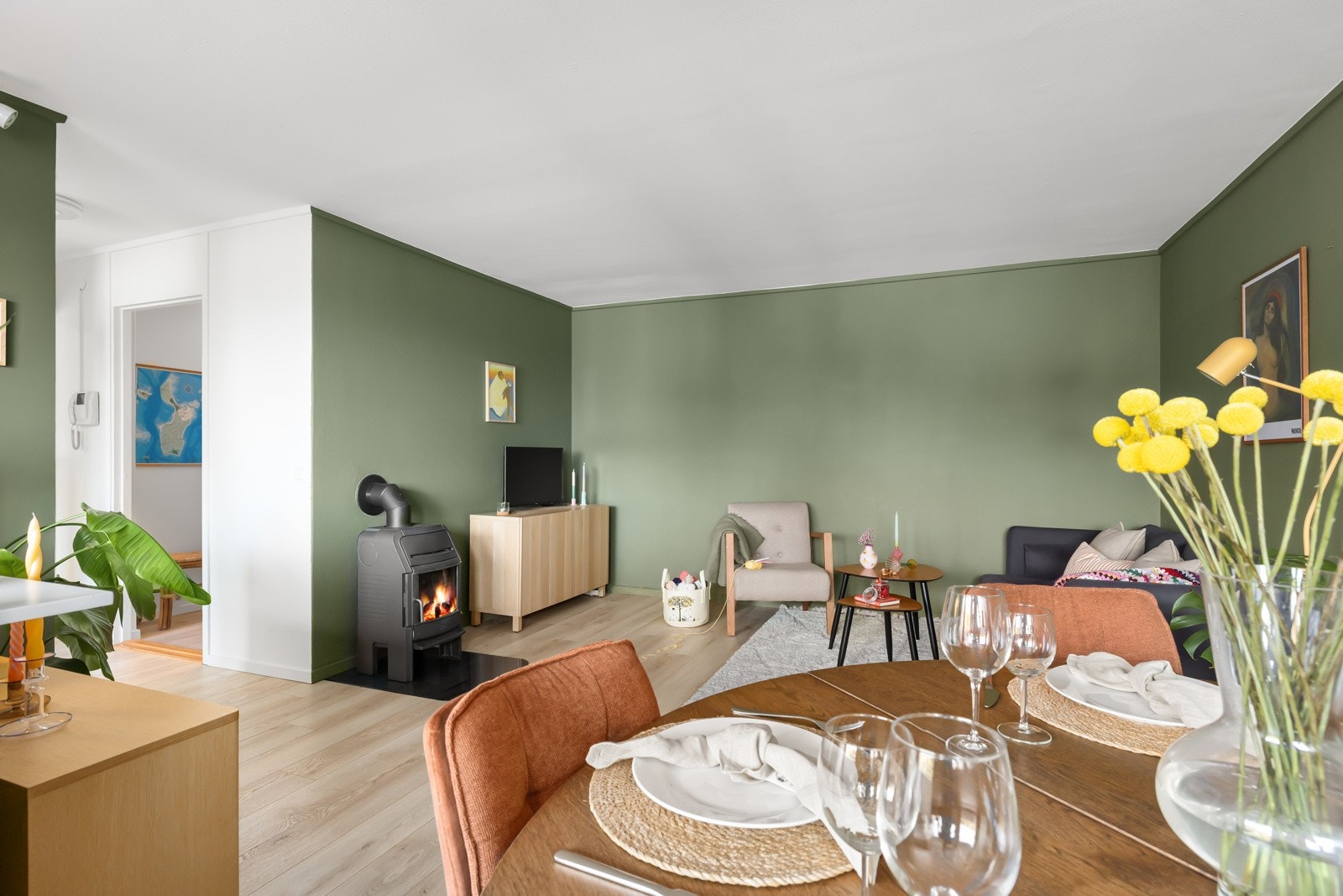 Herlig, lys og luftig stue/spisestue Galleribilde