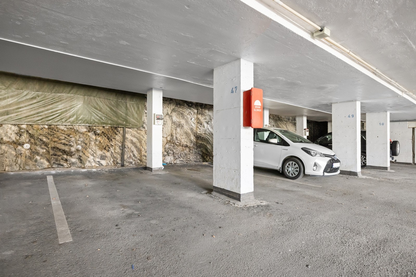 Leiligheten disponerer en garasjeplass som medfølger med mulighet for å installere elbillader Galleribilde