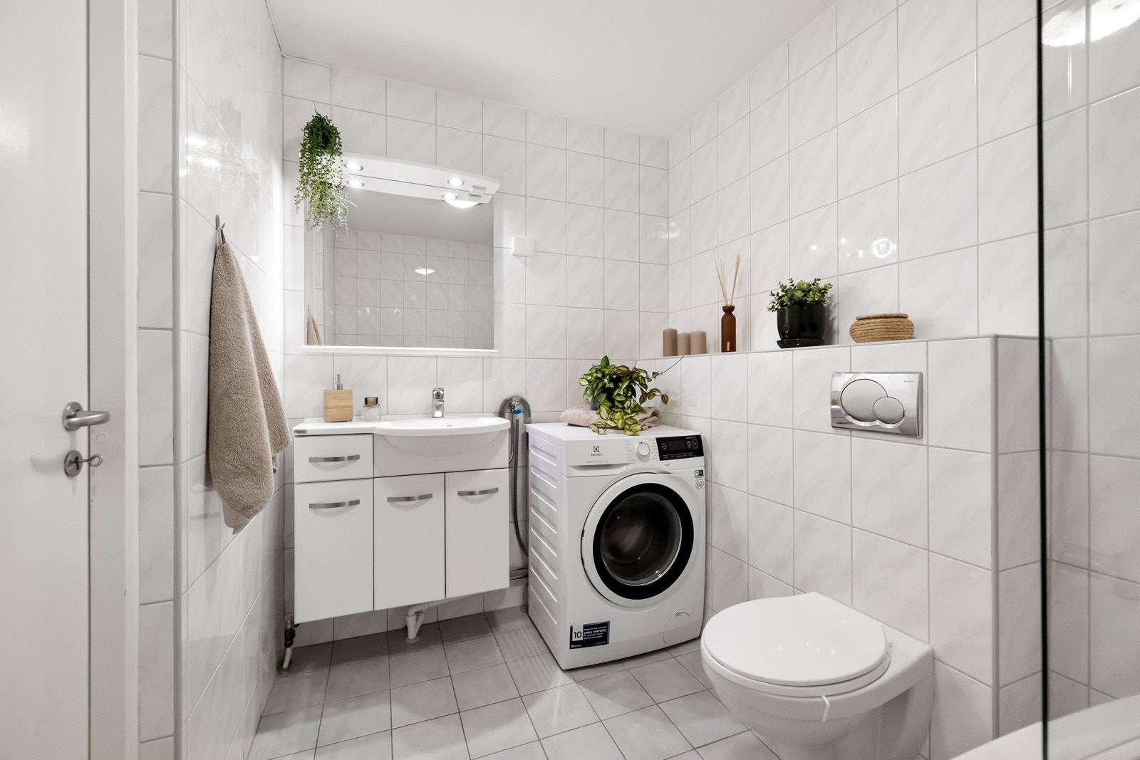 Flislagt bad med bad-/boblekar Galleribilde