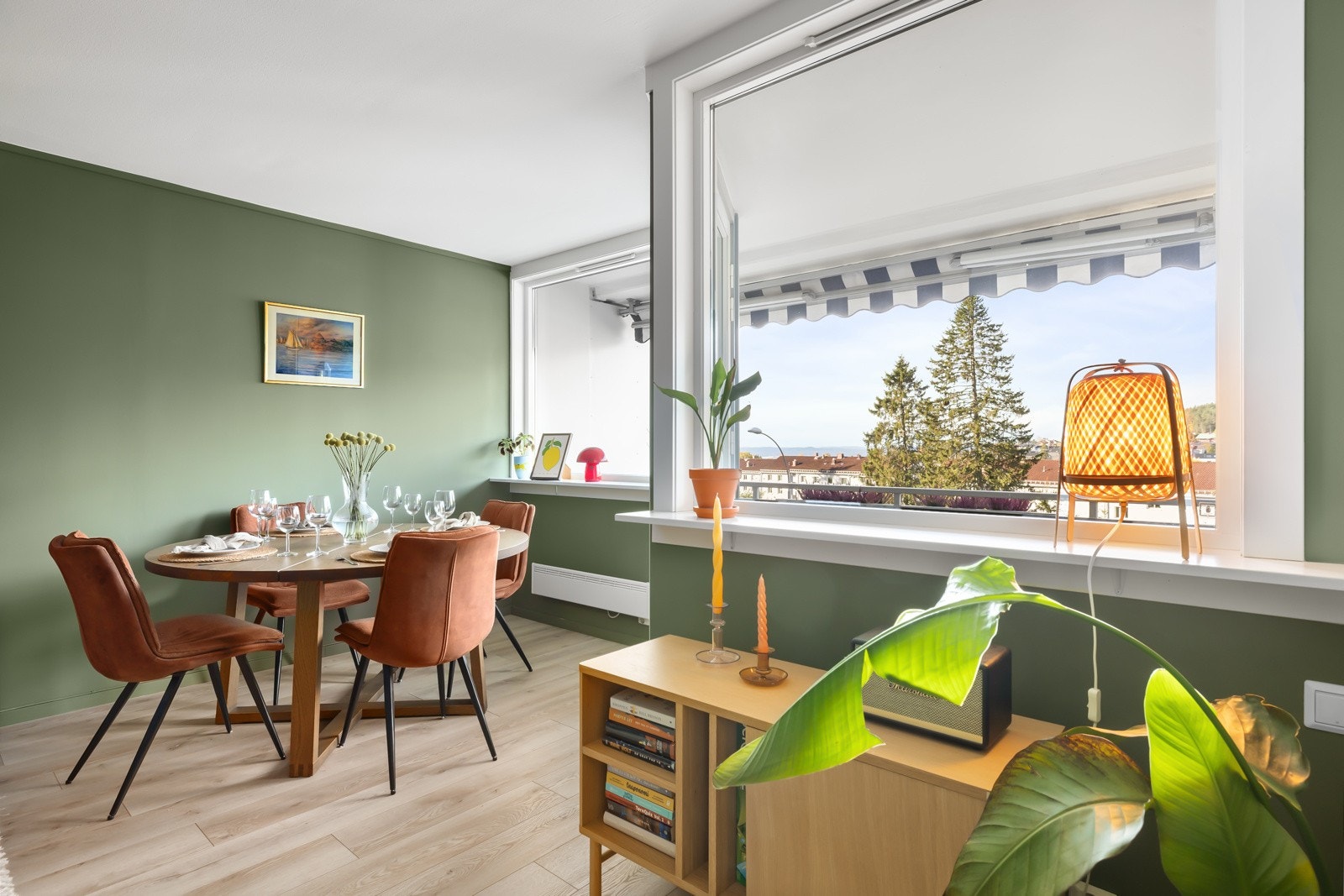 Stuen er malt i en tidsriktig farge Galleribilde