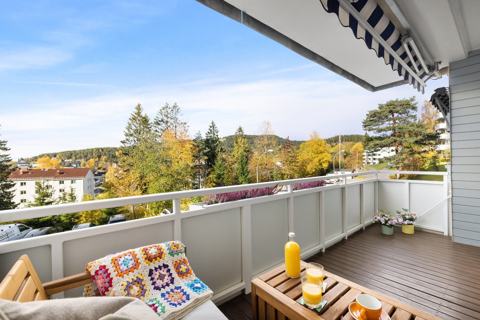 Solrik og overbygget balkong med markise Galleribilde