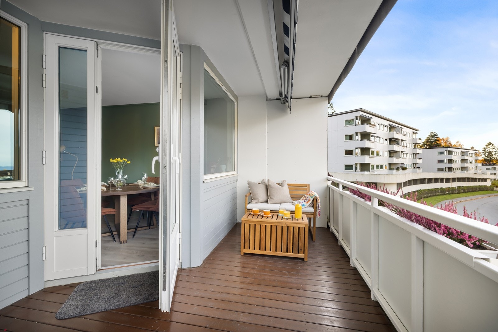 Balkongen blir en fin forlengelse av stuen på sommerstid Galleribilde