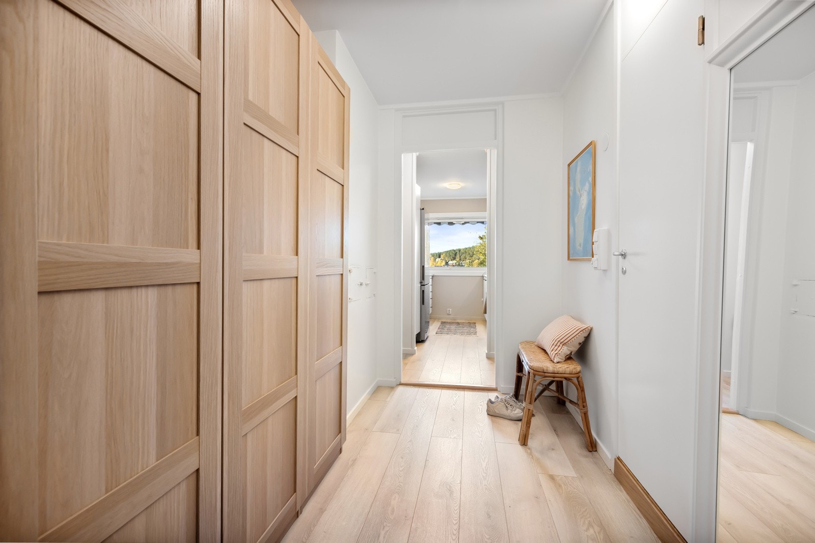 Lys og romslig entrè/gang med praktisk garderobeskap Galleribilde