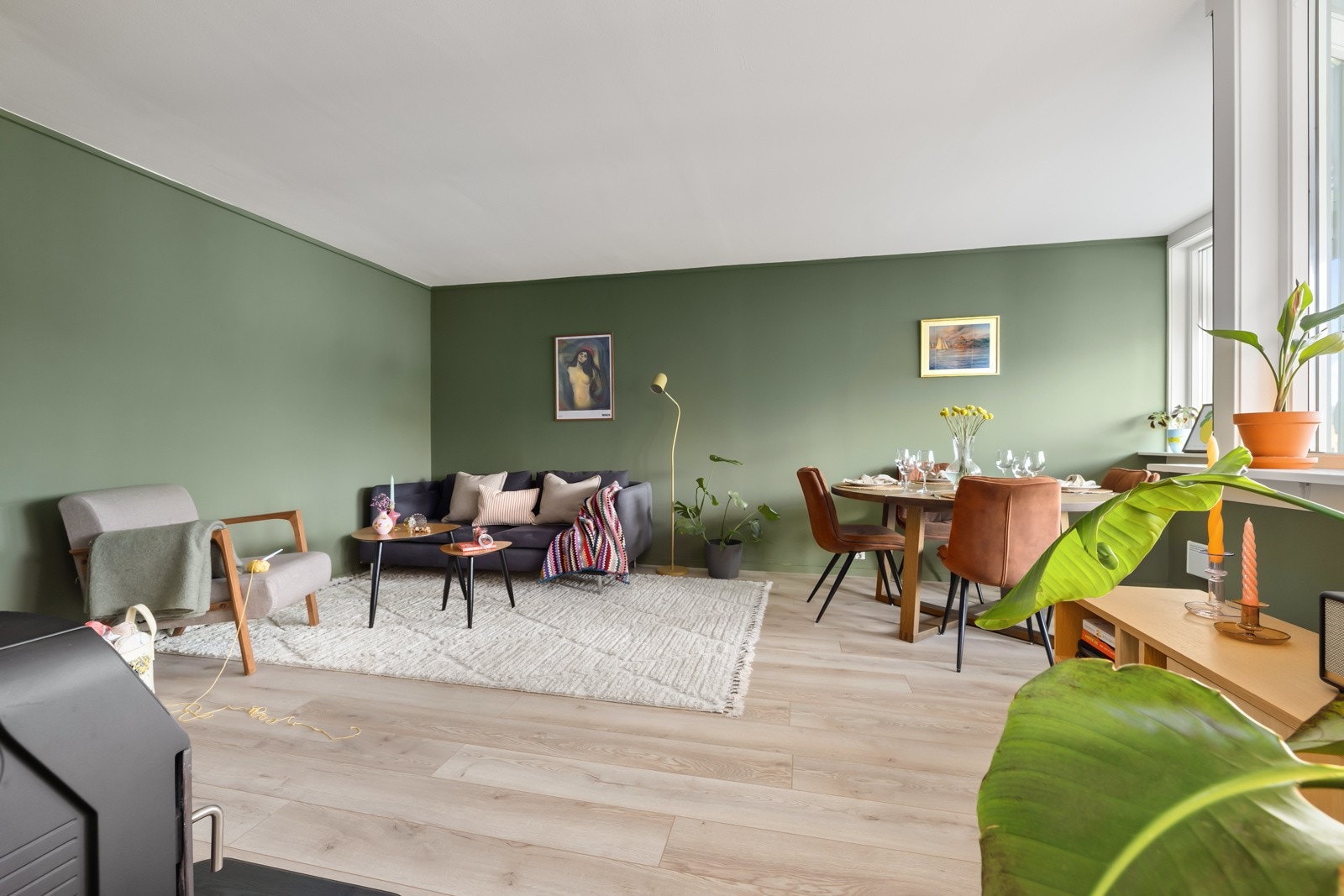 Godt med lysinnslipp og utgang til balkong fra stuen Galleribilde