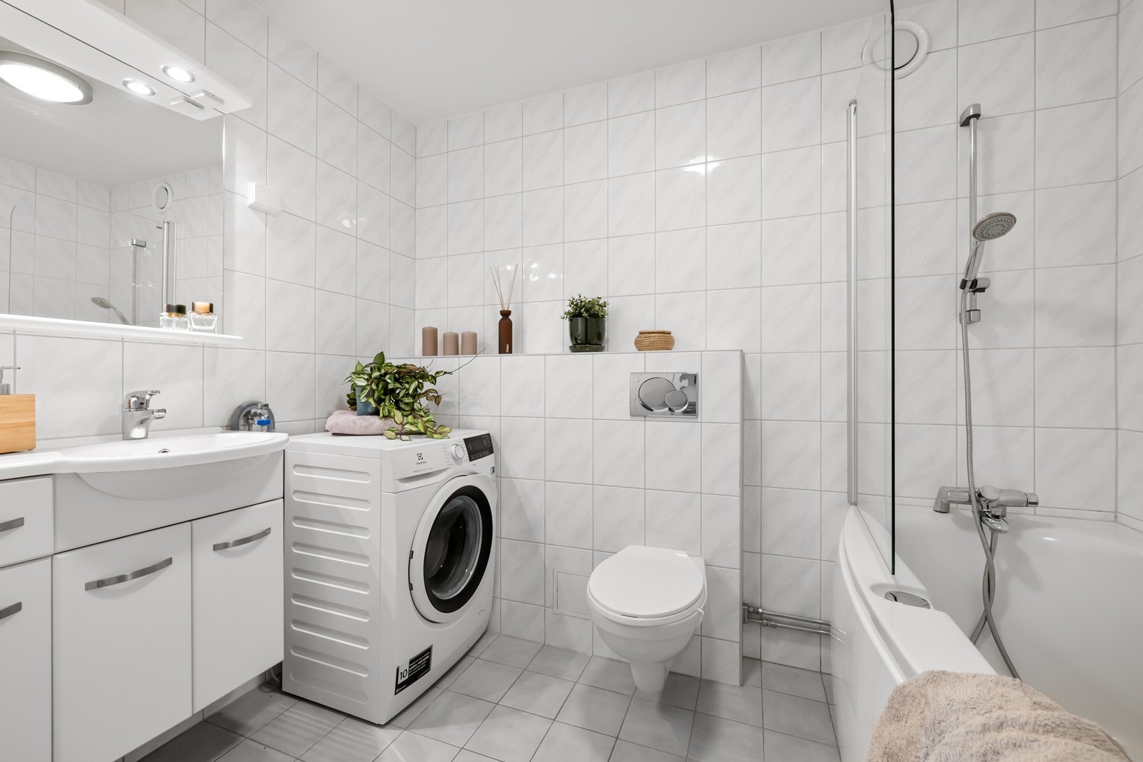 Badet ligger fint skjermet med inngang fra entrè/gang Galleribilde