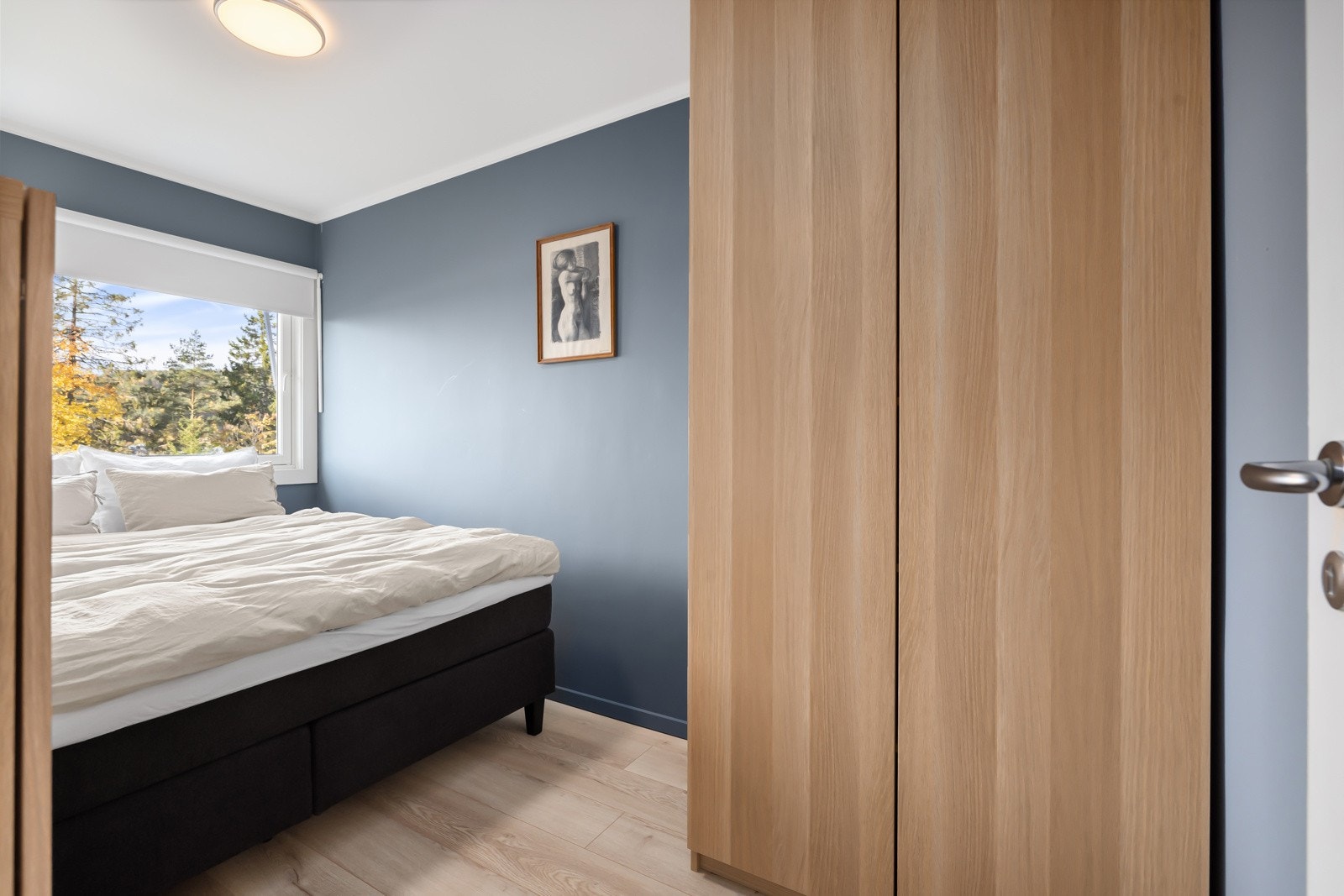 Soverom med smart garderobeskap Galleribilde