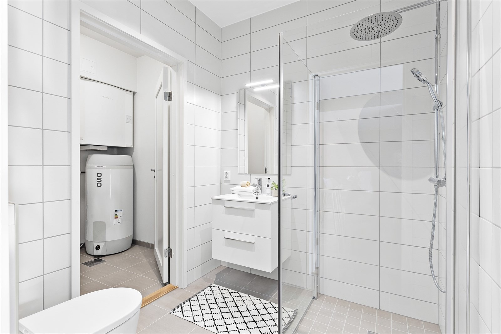 Badet er innredet med morderne servantinnredning med skuffeseksjon, dusjsone med innfellbare dusjevegger og toalett. Galleribilde