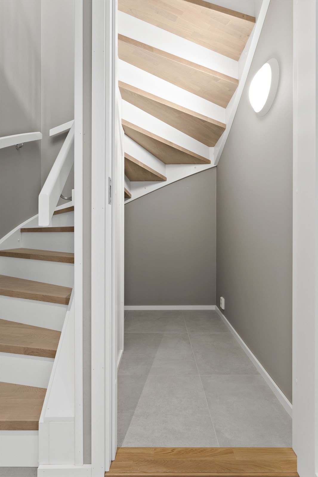 Praktisk kott under trappen. Galleribilde