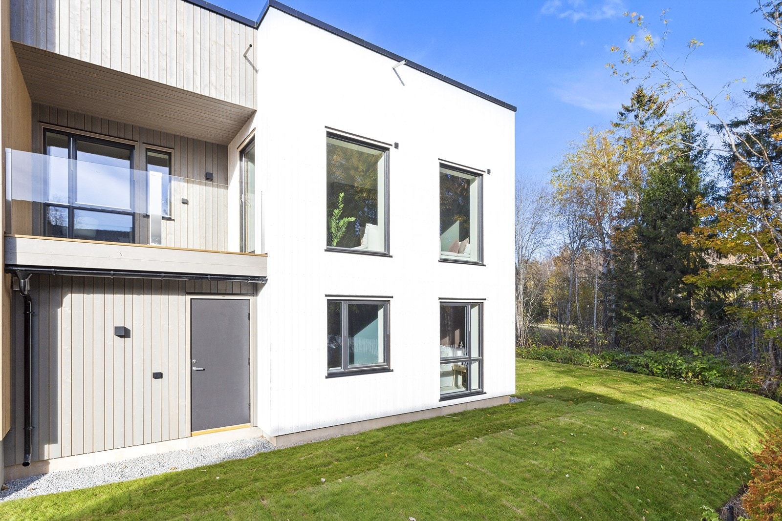 I tillegg til boligen får du en privat og fin hage - dette er en fin plass for barna. Galleribilde