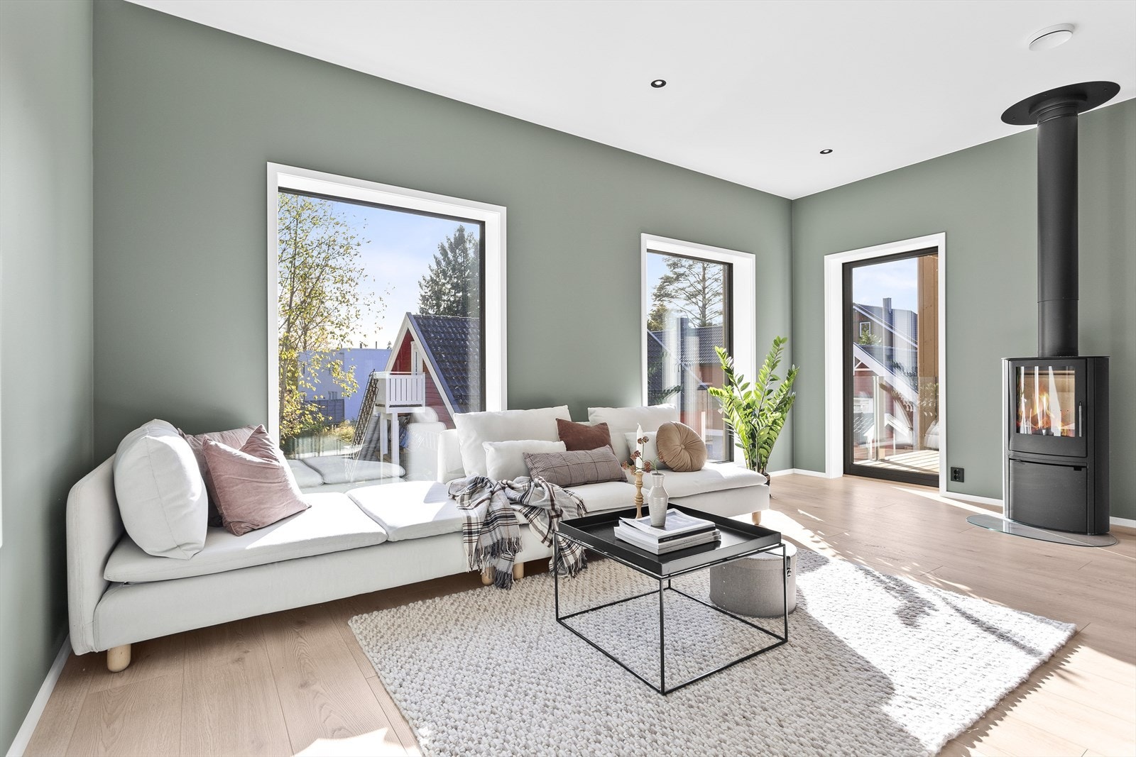 I stuen er det installert peisovn som gir lun hygge på kalde vinterdager. Galleribilde