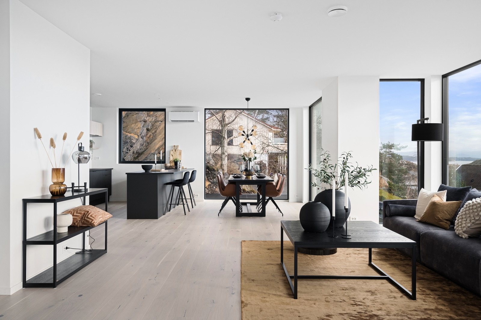 Spisestue/stue. Galleribilde