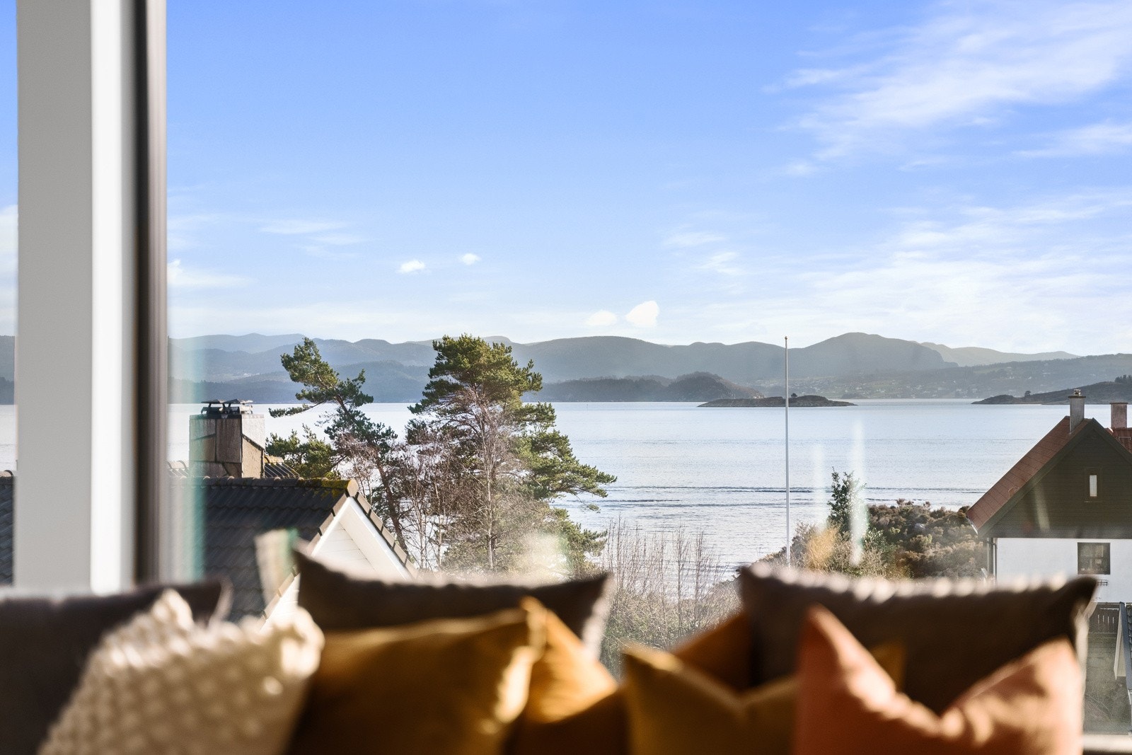 Nydelig utsikt over fjord og fjell. Galleribilde