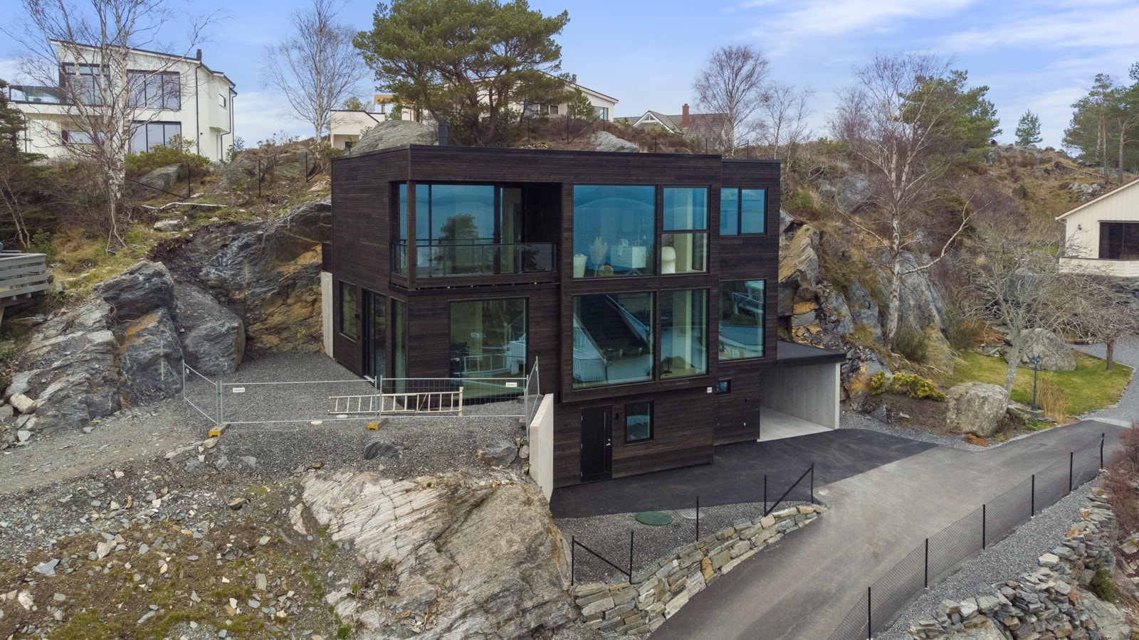 Huset har en effektiv planløsning og går over tre plan. Galleribilde