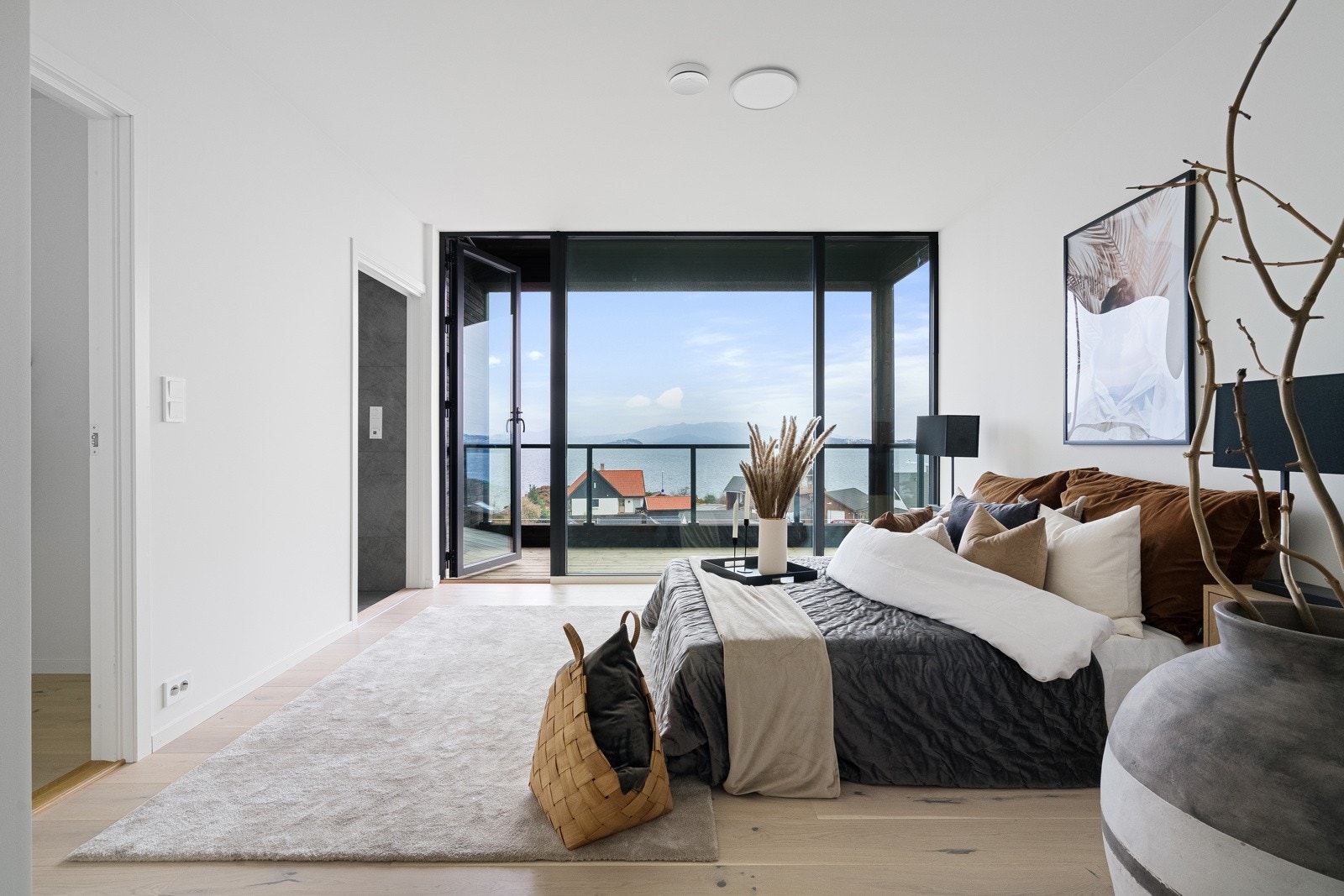 Stort hovedsoverom med egen balkong og bad. Galleribilde