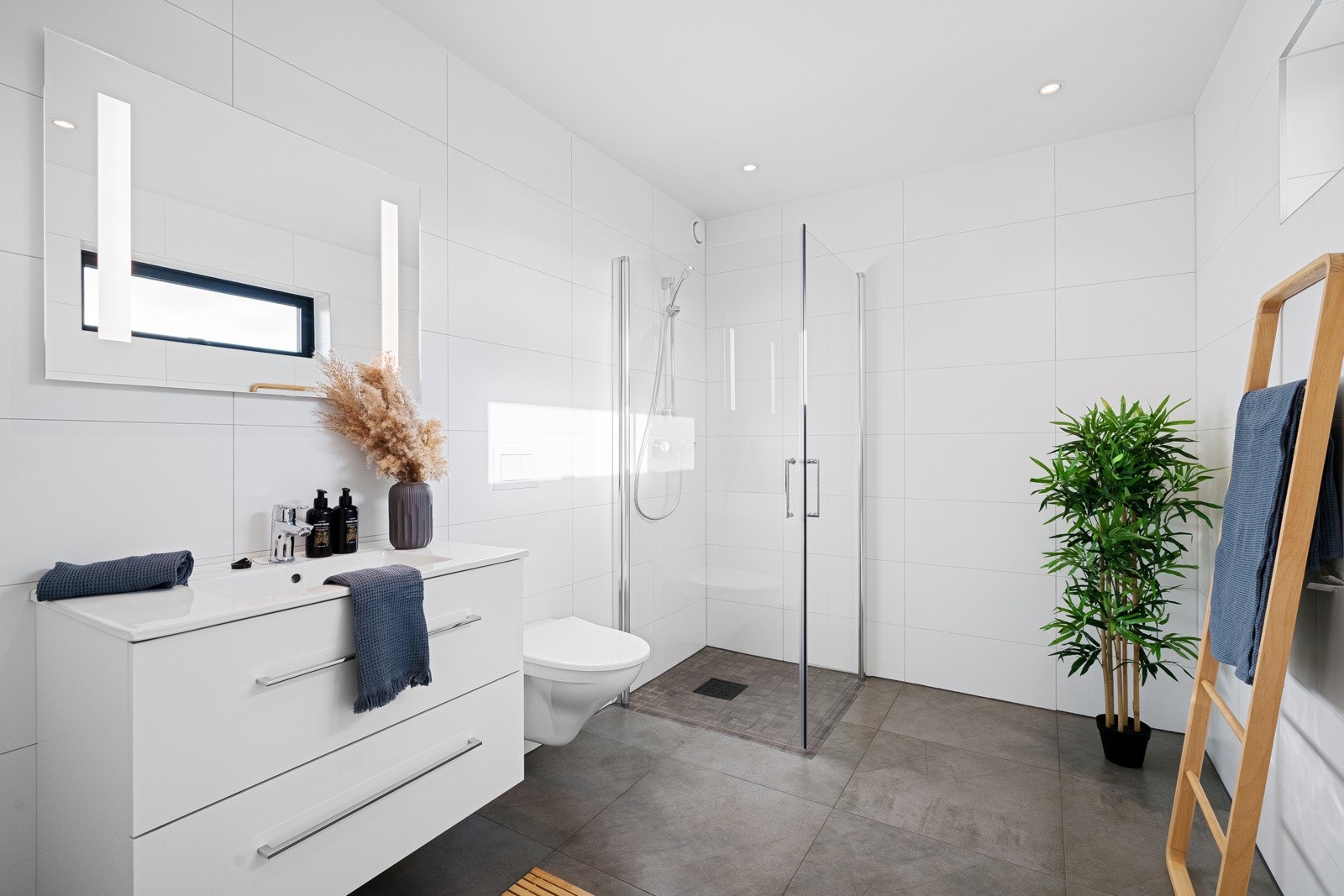 Baderom i tilknytning til soverommet i u.etg. Galleribilde