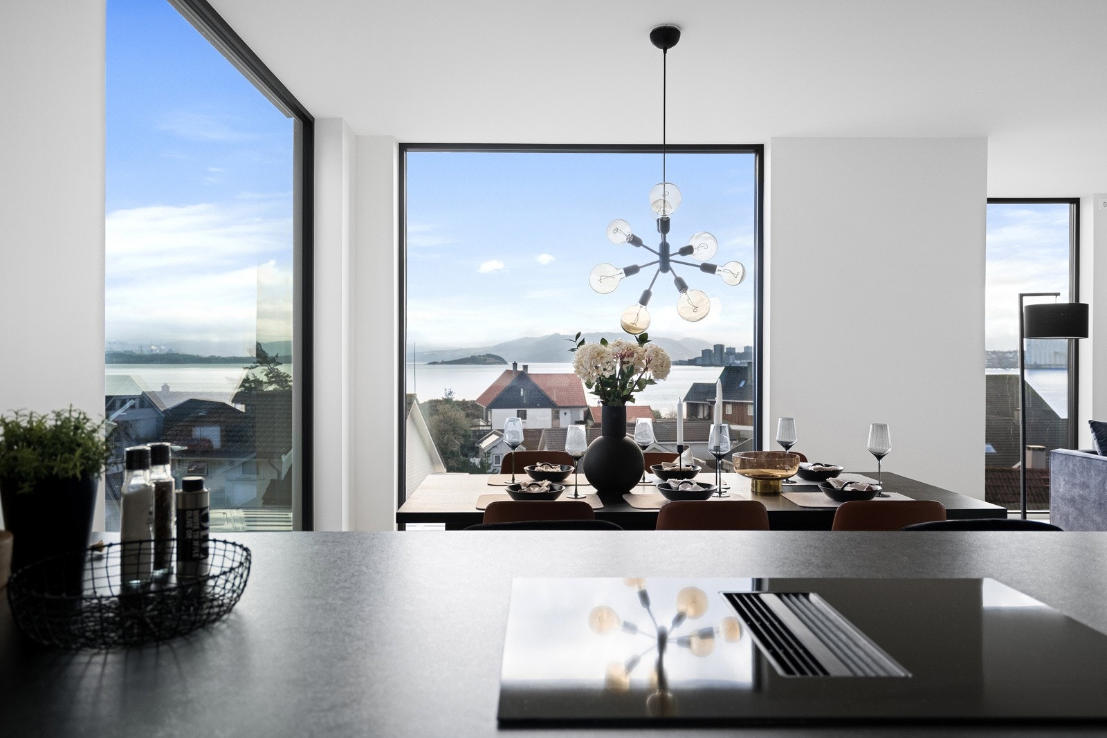 Store vinduer er gjennomgående i alle rom i boligen. Galleribilde