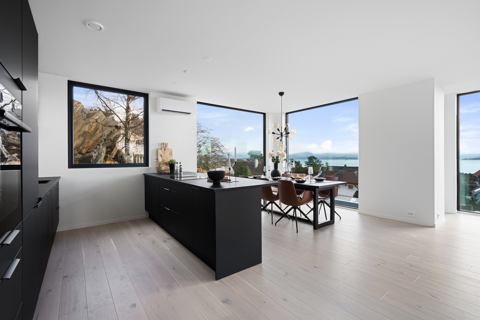 Praktisk kjøkkenøy for ekstra benkeplass og en naturlig romdeler mellom kjøkkenet og spisestuen. Galleribilde