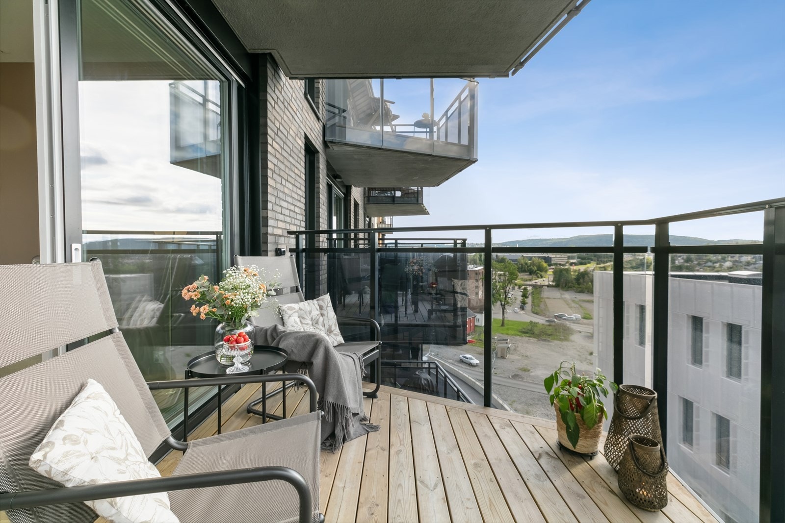 Det er plass til utemøblement, planter og lykter Galleribilde