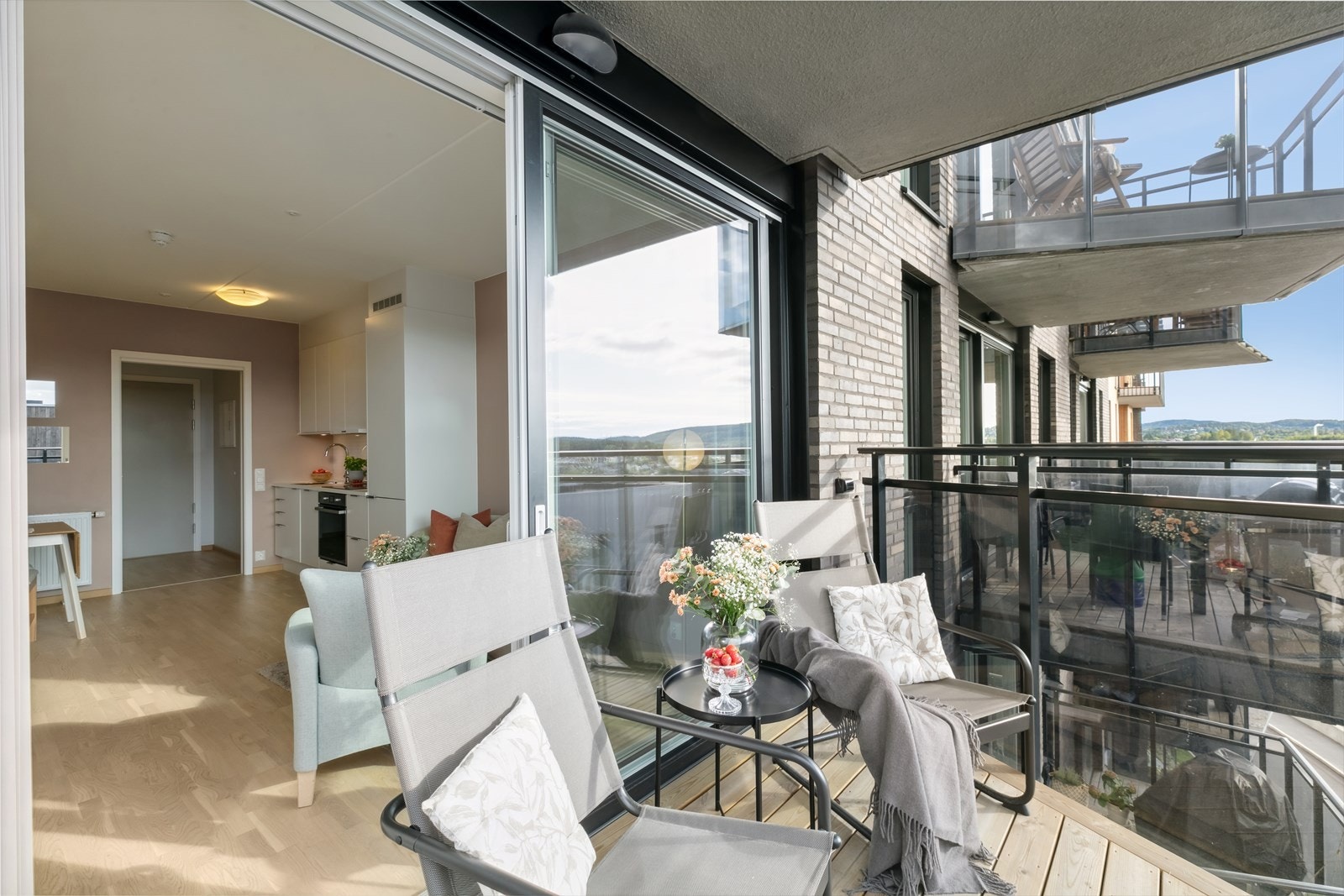 Sommerdager nytes på en vestvendt balkong på ca. 7 kvm Galleribilde