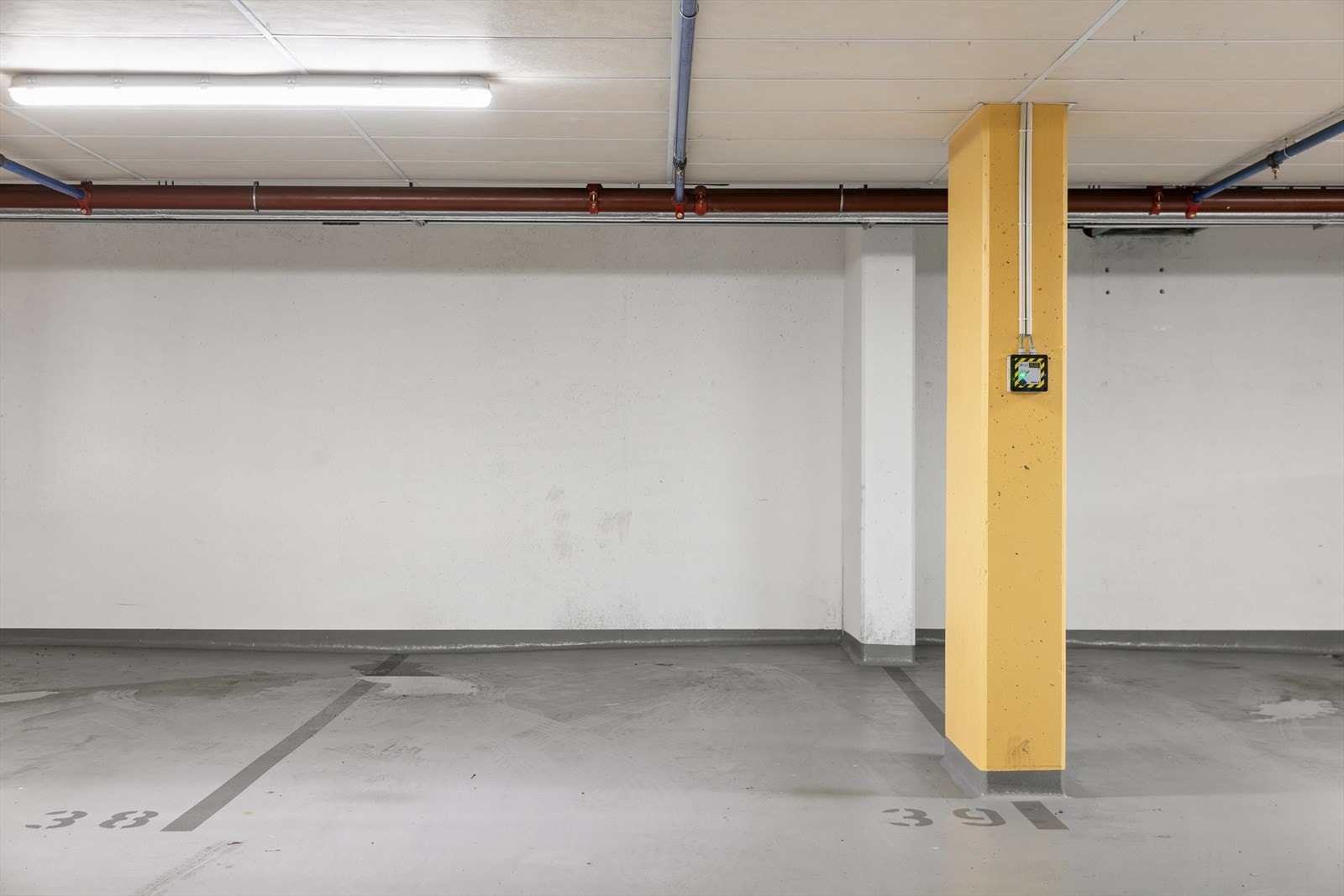 Opsjon på kjøp av garasjeplass med opplegg for elbil-lader. Boksen må bestilles selv. Galleribilde