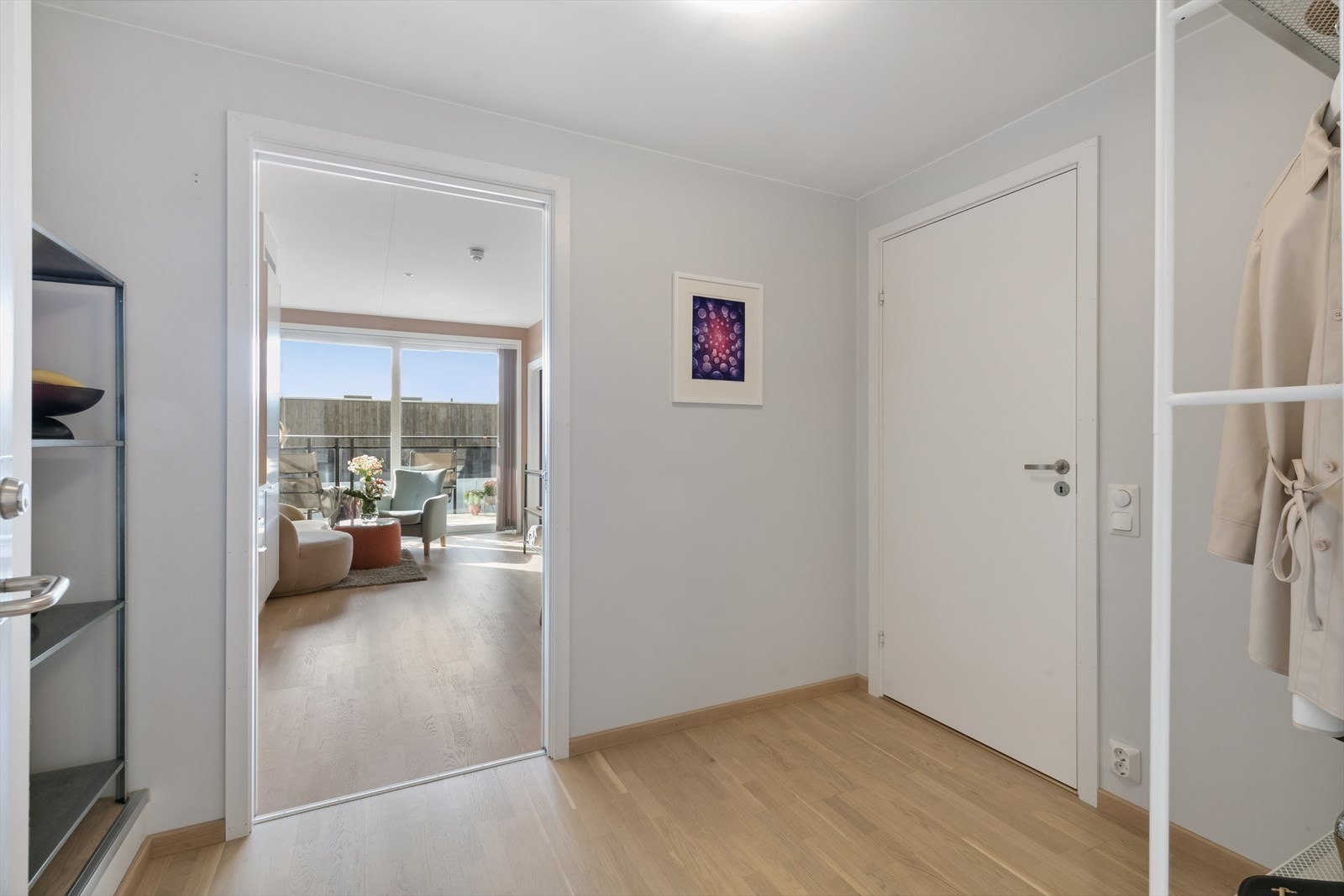 Velkommen inn! Det er adkomst til leilighetsplan via heis. I entreen er det garderobenisje med plass til yttertøy og sko Galleribilde