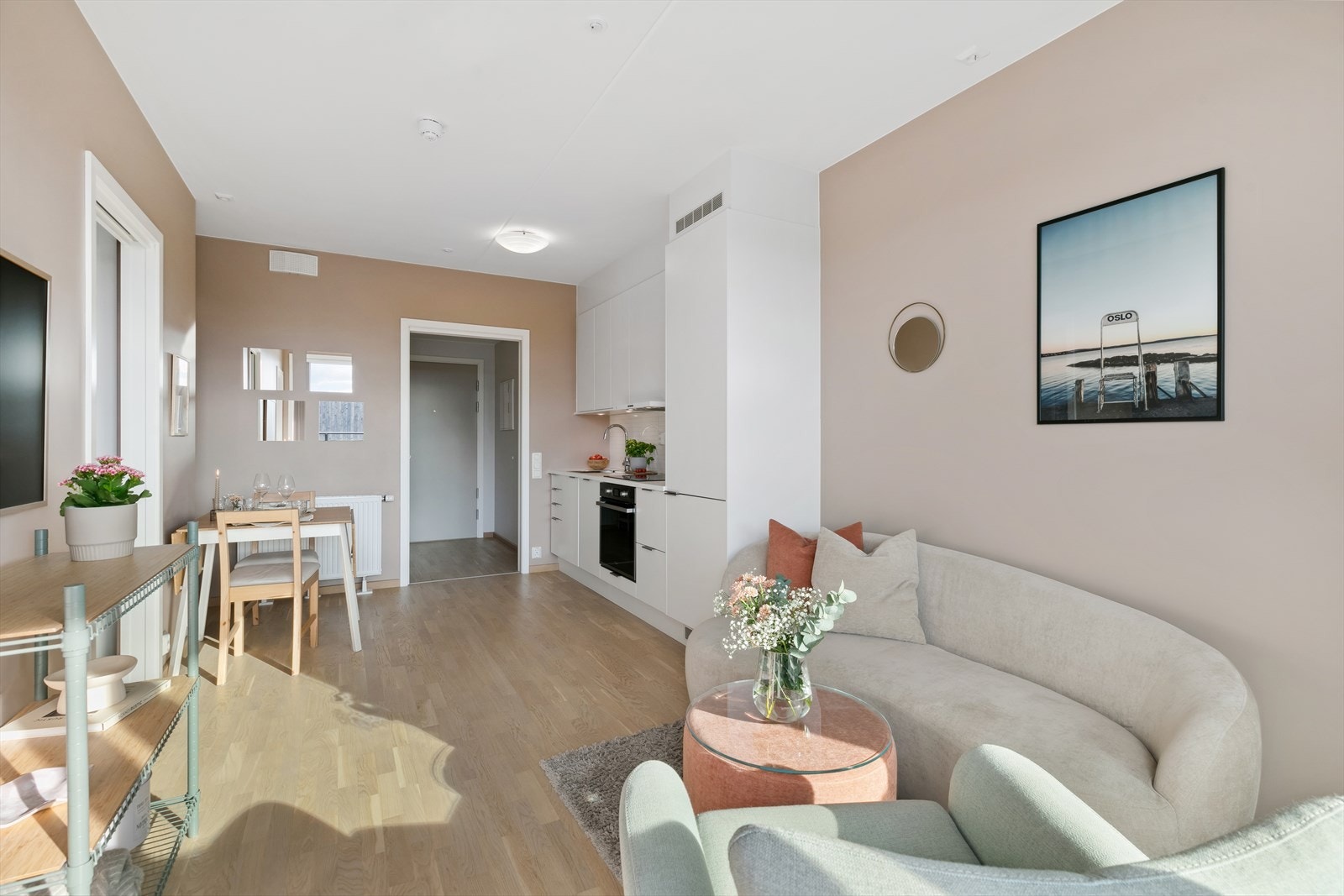 Stuen og kjøkkenet ligger i en åpen og luftig løsning Galleribilde