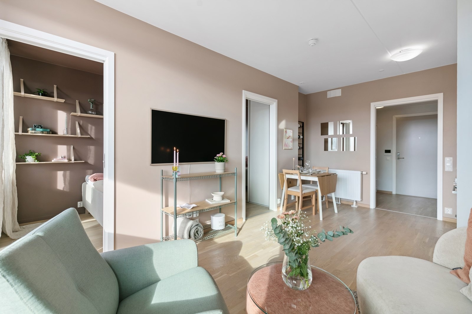 Det er oppvarming via radiator tilknyttet fjernvarme, hvor A-konto varmtvann og fjernvarme er inkludert i felleskostnadene Galleribilde