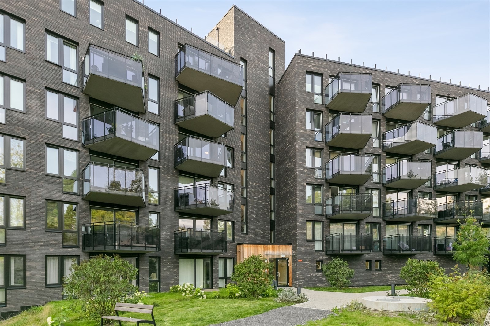 Leiligheten ligger i 5.etasje av et moderne bygg fra 2021 som er nabo med SNØ, ett av verdens råeste innendørs skihall! Galleribilde