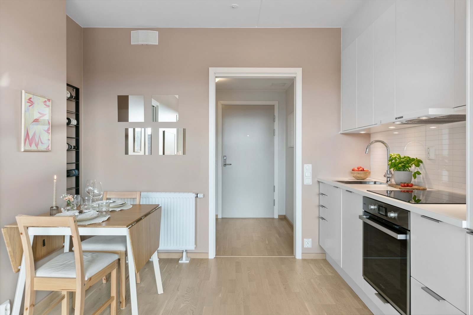 Det er plass til et frokostbord i tilknytning til kjøkkenet Galleribilde