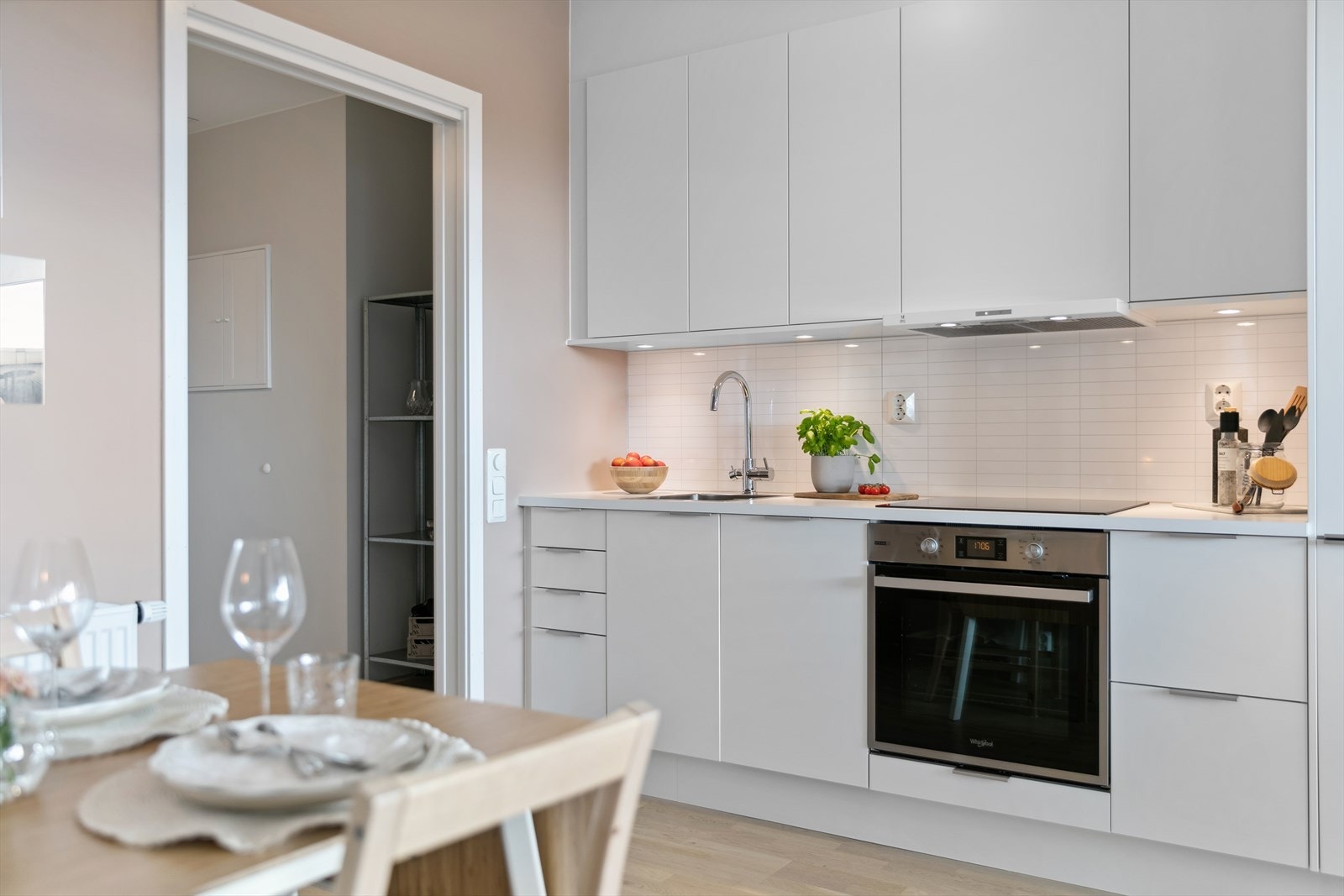 Innredningen, som er fra Norema, er i god stand og har glatte fronter og laminert benkeplate med nedfelt kum i rustfritt stål Galleribilde