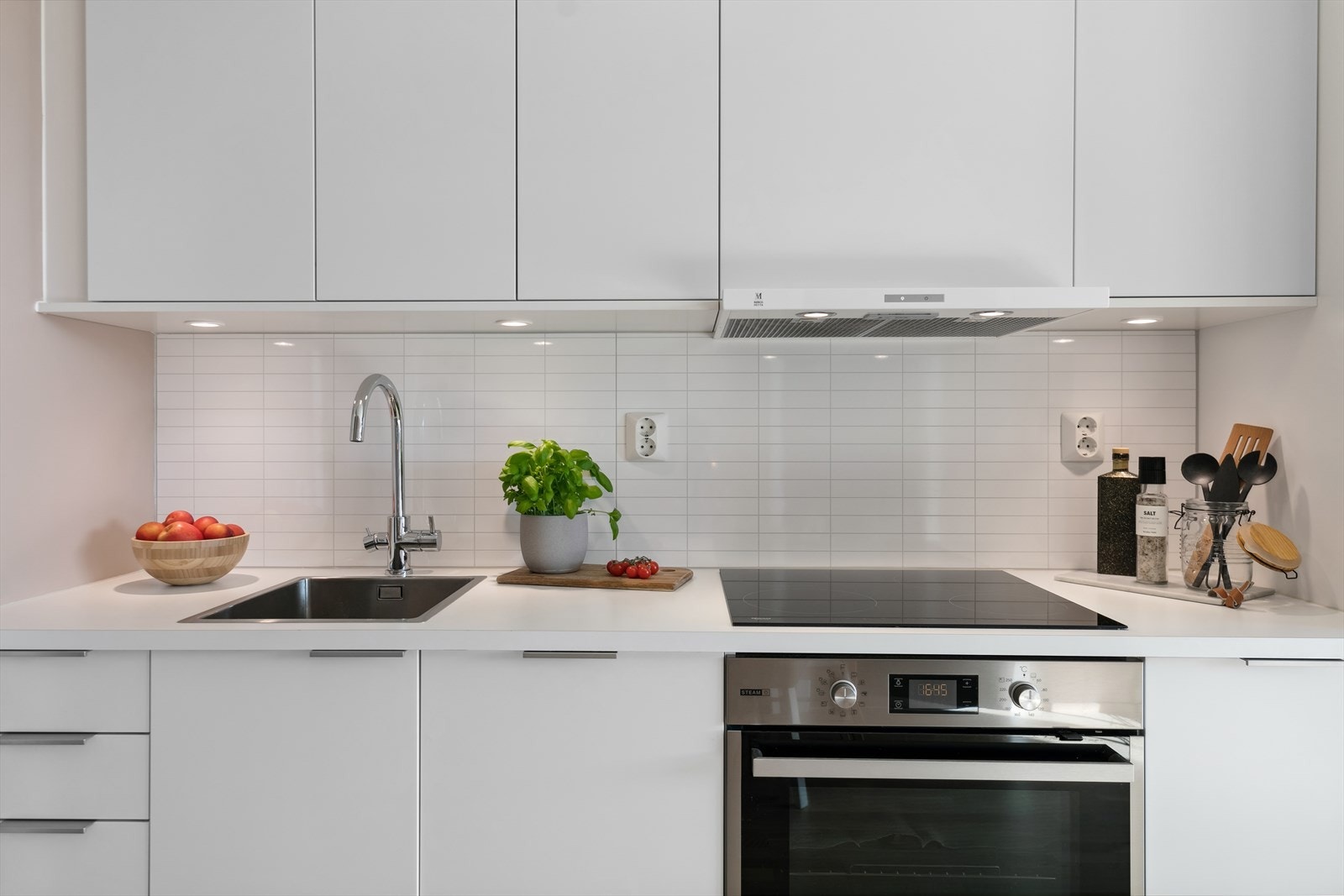 Alle hvitevarer er integrert og består av stekeovn, induksjonstopp, kjøle-/fryseskap og oppvaskmaskin Galleribilde